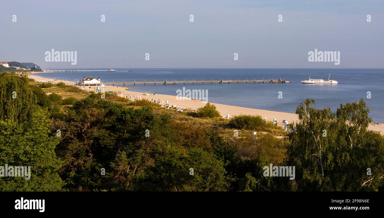 Deutschland, Mecklenburg-Vorpommern, Ostsee, Ostseeküste, Insel Usedom, Badeort, Ahlbeck, Ausflugsboot an der Seebrücke Stockfoto