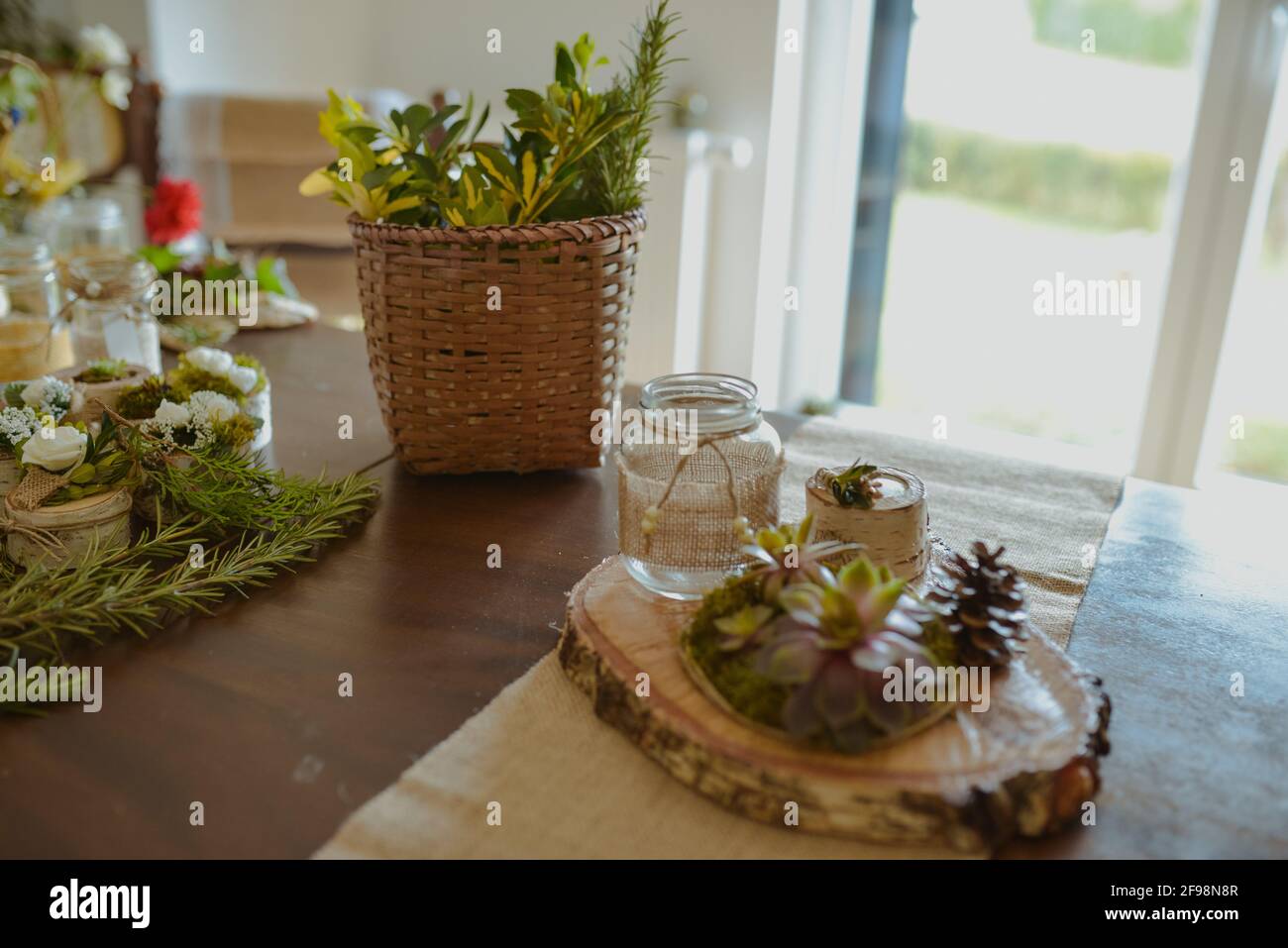 High-Angle-Schuss rustikaler Kerzendekoration mit Sukkulenten Pflanzen Stockfoto