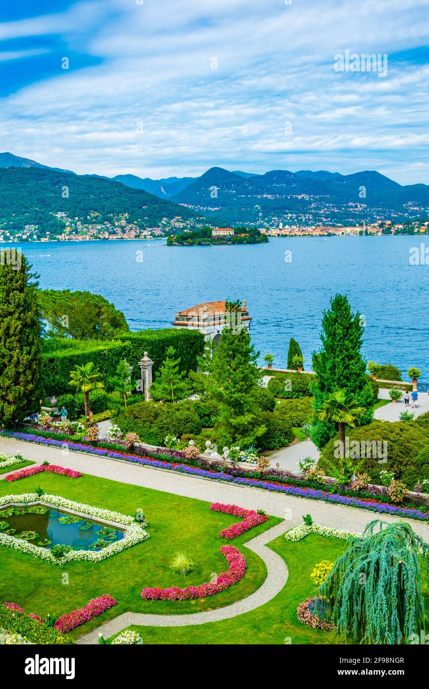 Blick auf die Isola Superiore dei pescatori am Lago Maggiore von den Gärten des palazzo borromeo, Italien Stockfoto
