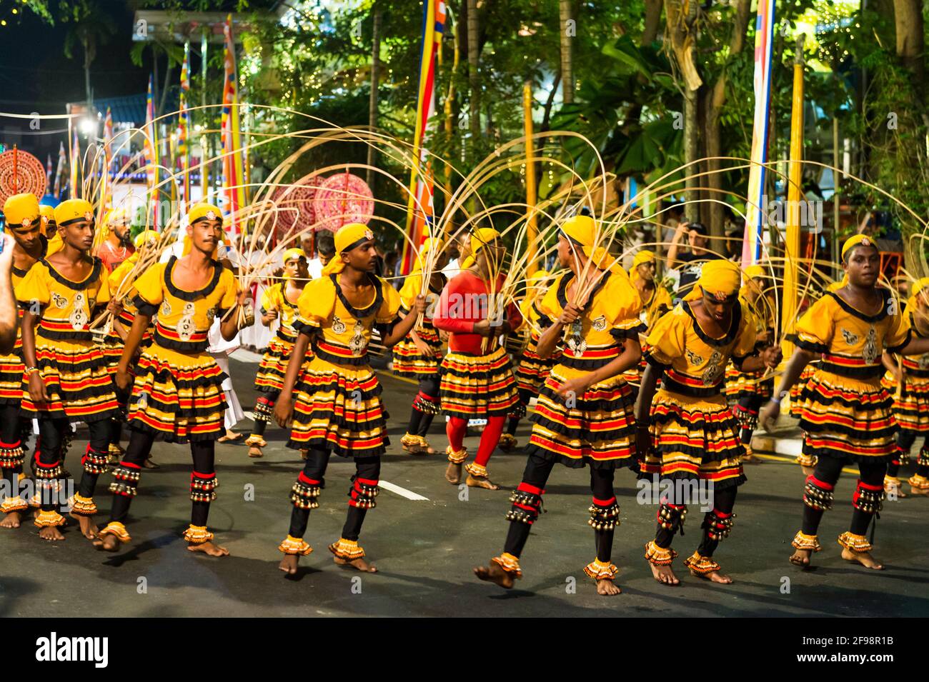 Sri Lanka, Colombo, Gangaramaya-Tempel, das NaWaM Maha Perahera-Festival, Tanzgruppe, Stockfoto