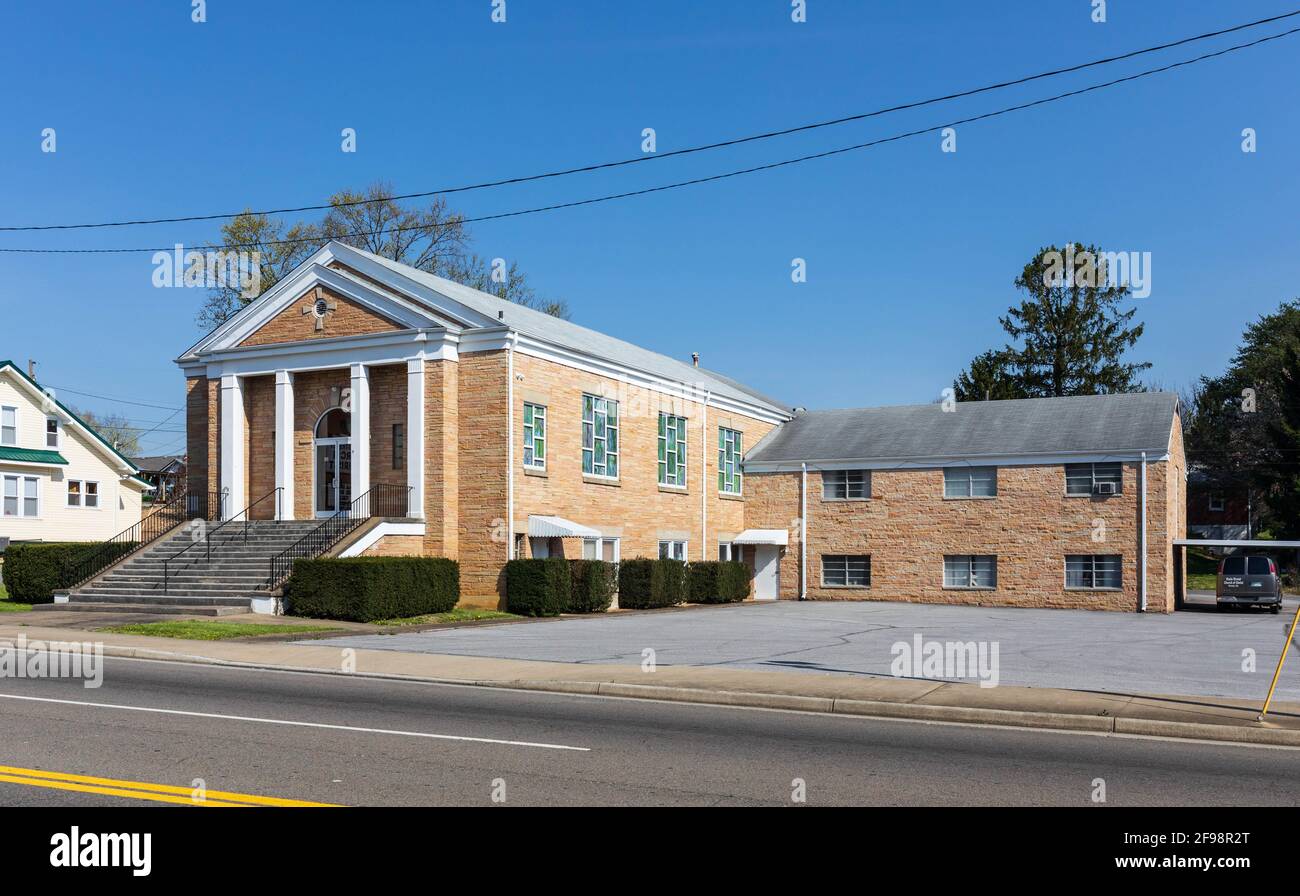 BRISTOL, TN-VA, USA-7 APRIL 2021: Die State Street Church of Christ, Gebäude außen, sonniger Tag. Stockfoto