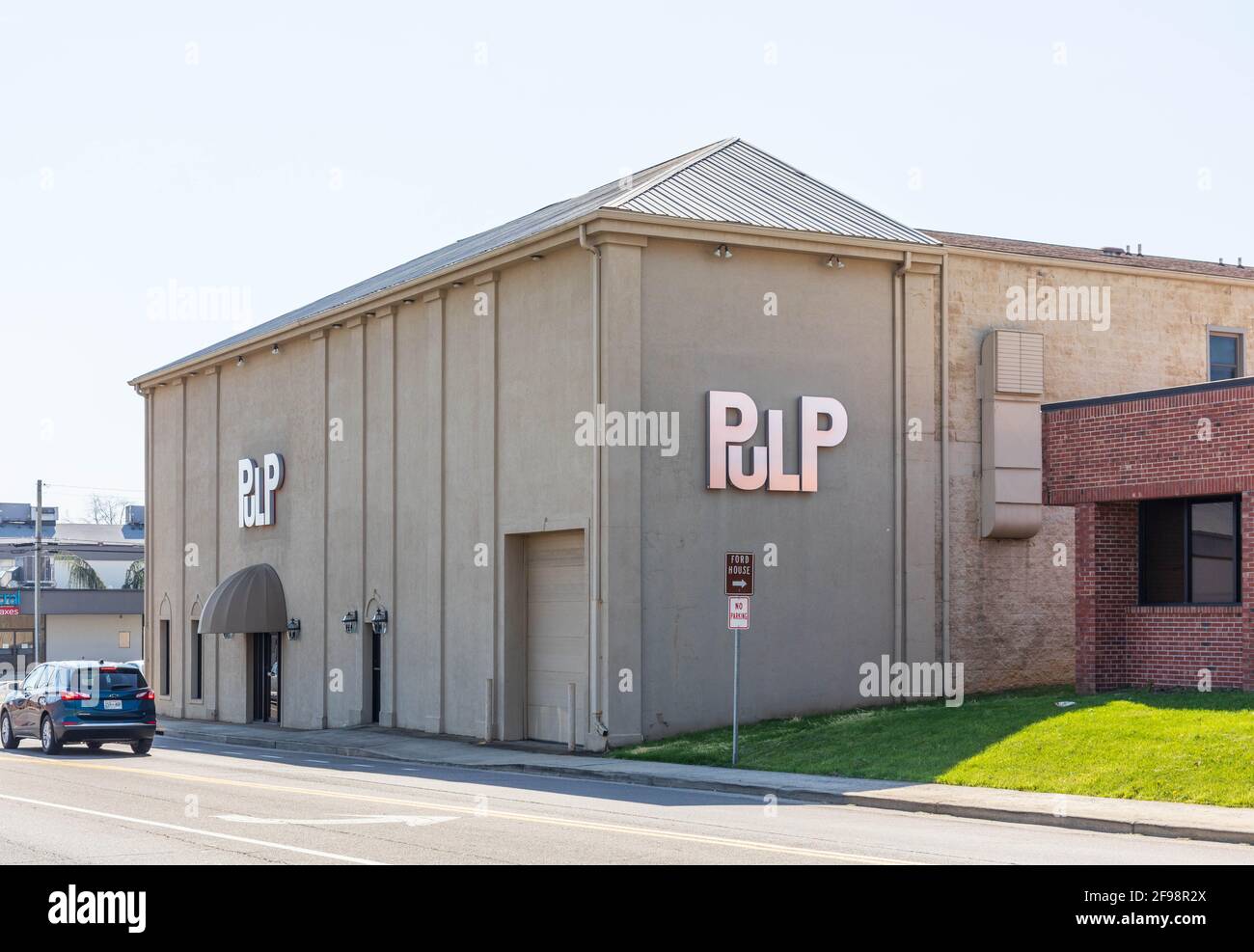 BRISTOL, TN-VA, USA-7. APRIL 2021: Außenansicht des Gebäudes von Pulp, einer Druckerei, an der State Street. Getpulp.com Stockfoto