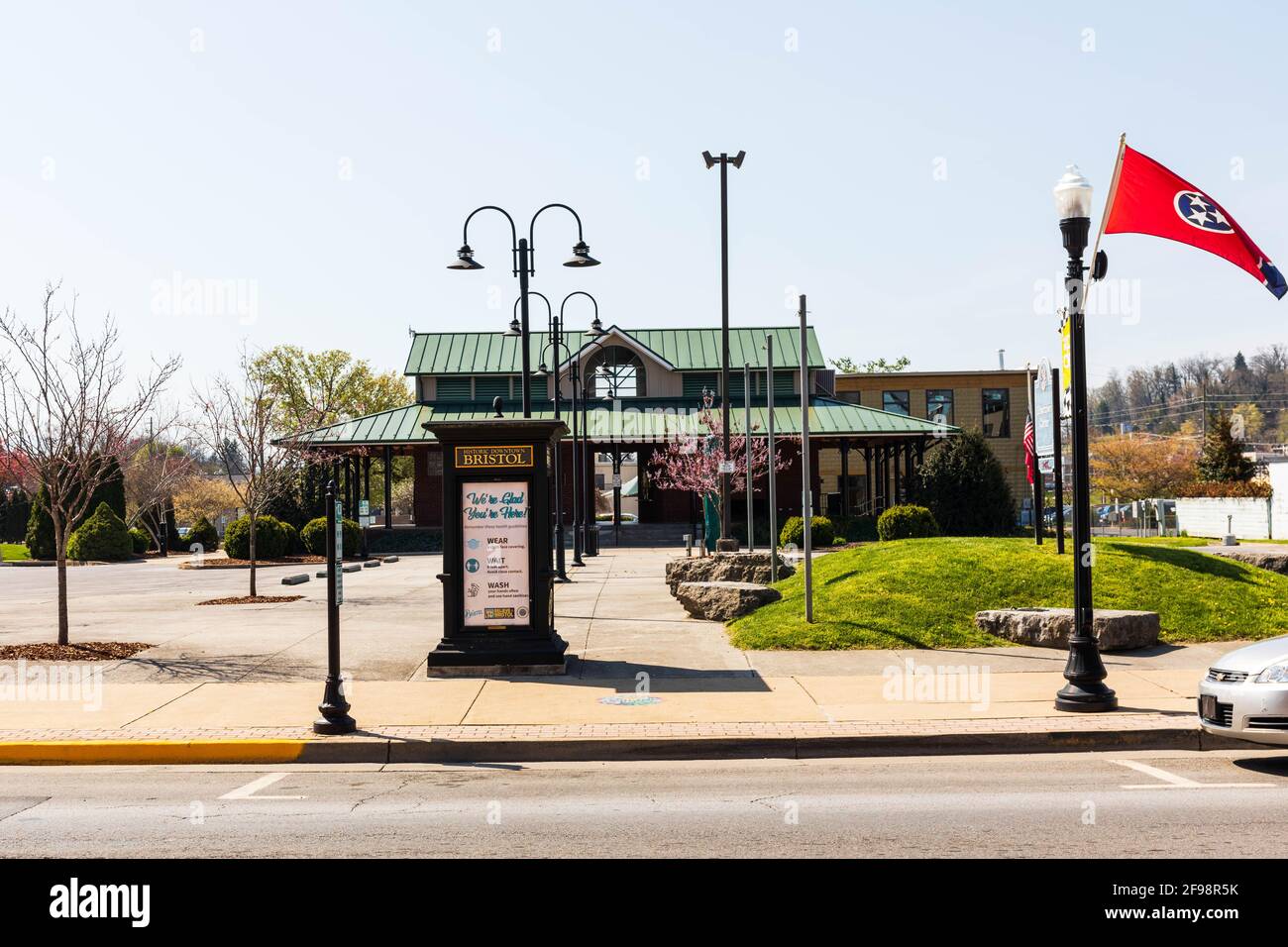 BRISTOL, TN-VA, USA-7 APRIL 2021: The Downtown Center, ein Stadtpark und ein Treffpunkt an der State Street. Stockfoto
