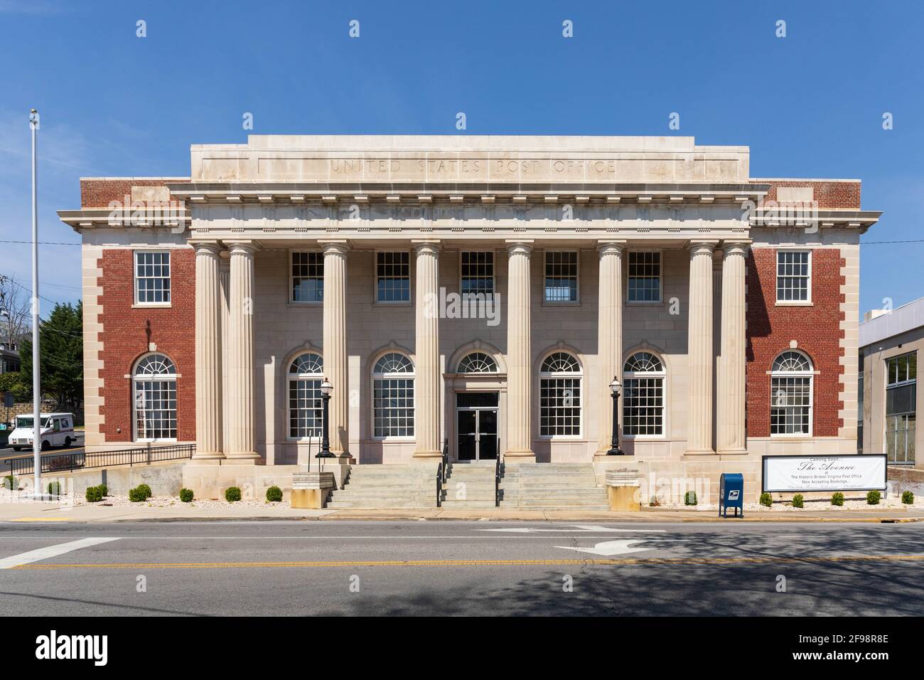 BRISTOL, TN-VA, USA-7. APRIL 2021: Das historische Postamt, das in „The Avenue“ umgewandelt wird, einen Veranstaltungsraum. In der Innenstadt. Stockfoto