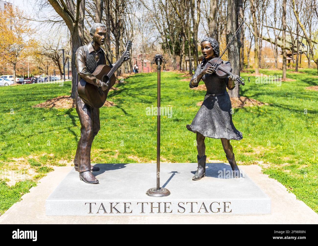 BRISTOL, TN-VA, USA-7. APRIL 2021: Eine Bronzeskulptur mit dem Titel „Take the Stage“ des Künstlers Val Lyle, gegenüber dem Birth of Country Music Museum. Stockfoto