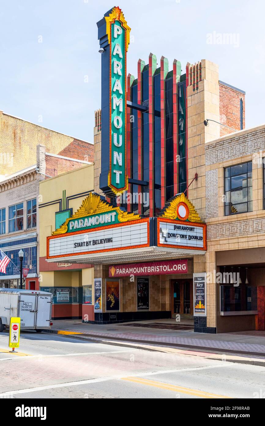 BRISTOL, TN-VA, USA-7. APRIL 2021: Das Paramount Theatre, jetzt ein Live-Veranstaltungsort auf der State Street. Stockfoto
