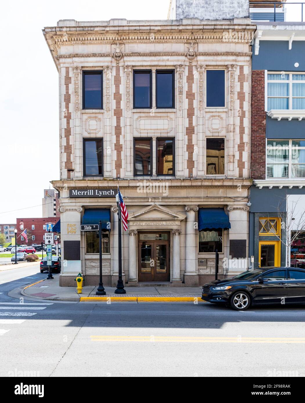 BRISTOL, TN-VA, USA-7 APRIL 2021: Ursprünglich die erste Nationalbank, die jetzt von Merrill Lynch besetzt ist, setzt sich die Marmorstruktur an der 500 State Street ab. Stockfoto