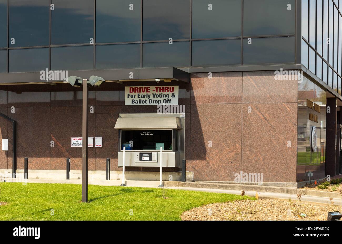 BRISTOL, TN-VA, USA-7. APRIL 2021: Rathaus, mit Schild mit der Aufschrift „Drive-Thru für frühzeitiges Abstimmen und Ballettabsetzung“. Stockfoto