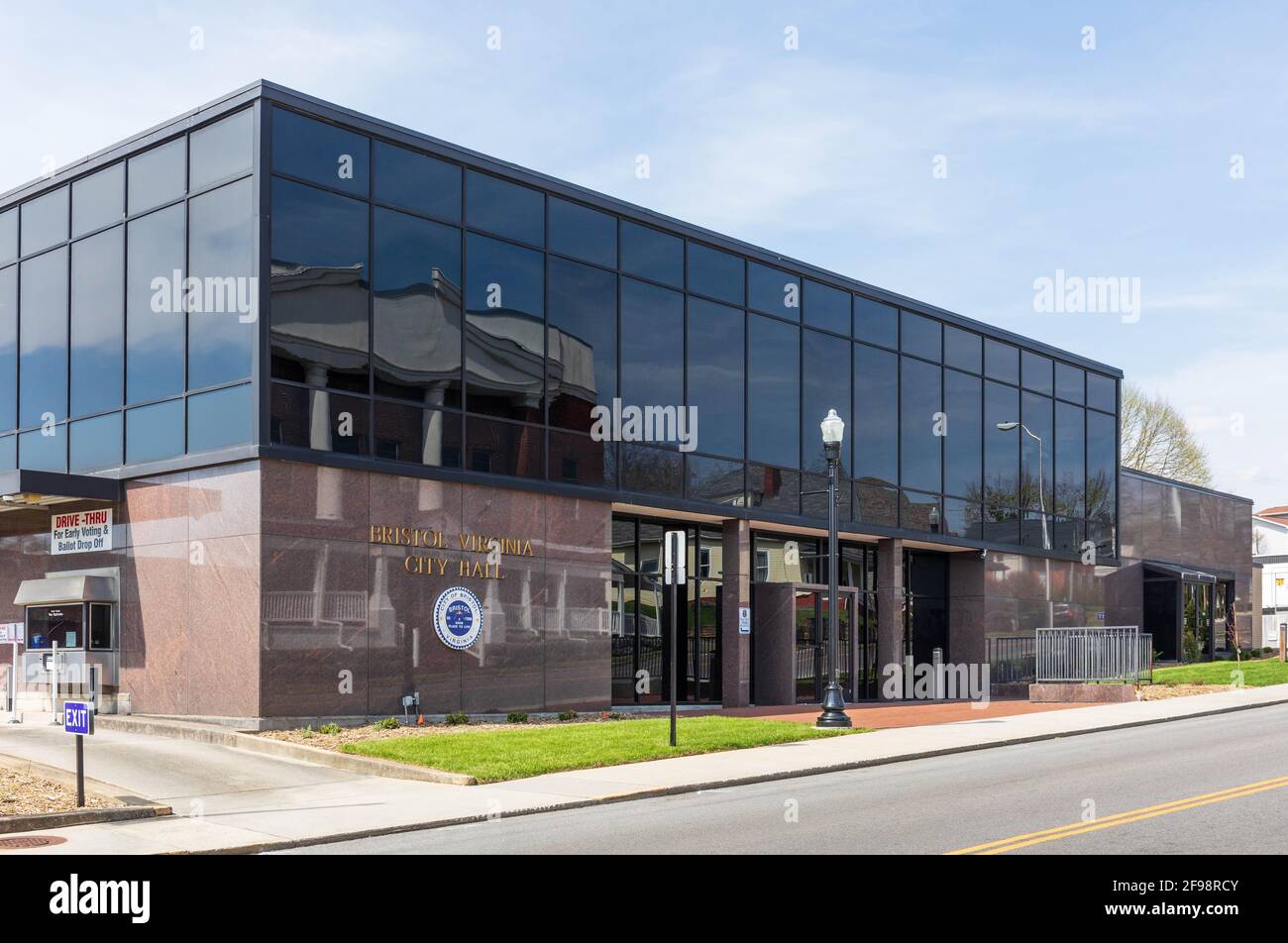 BRISTOL, TN-VA, USA-7. APRIL 2021: Rathaus, mit Schild mit der Aufschrift „Drive-Thru für frühzeitiges Abstimmen und Ballettabsetzung“. Stockfoto