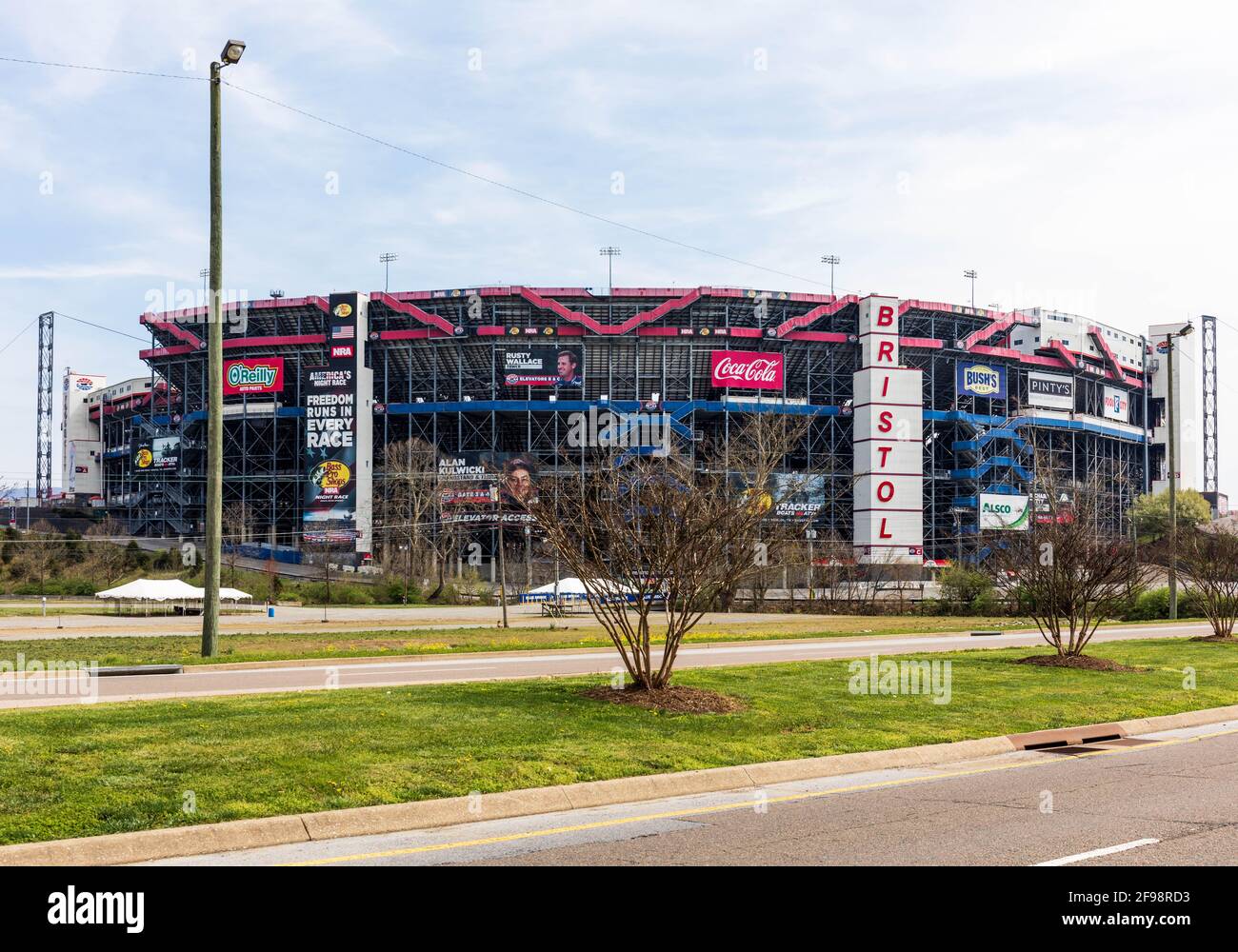 BRISTOL, TN-VA, USA-7. APRIL 2021: Der Bristol Motor Speedway, eine NASCar-Rennstrecke. Stockfoto