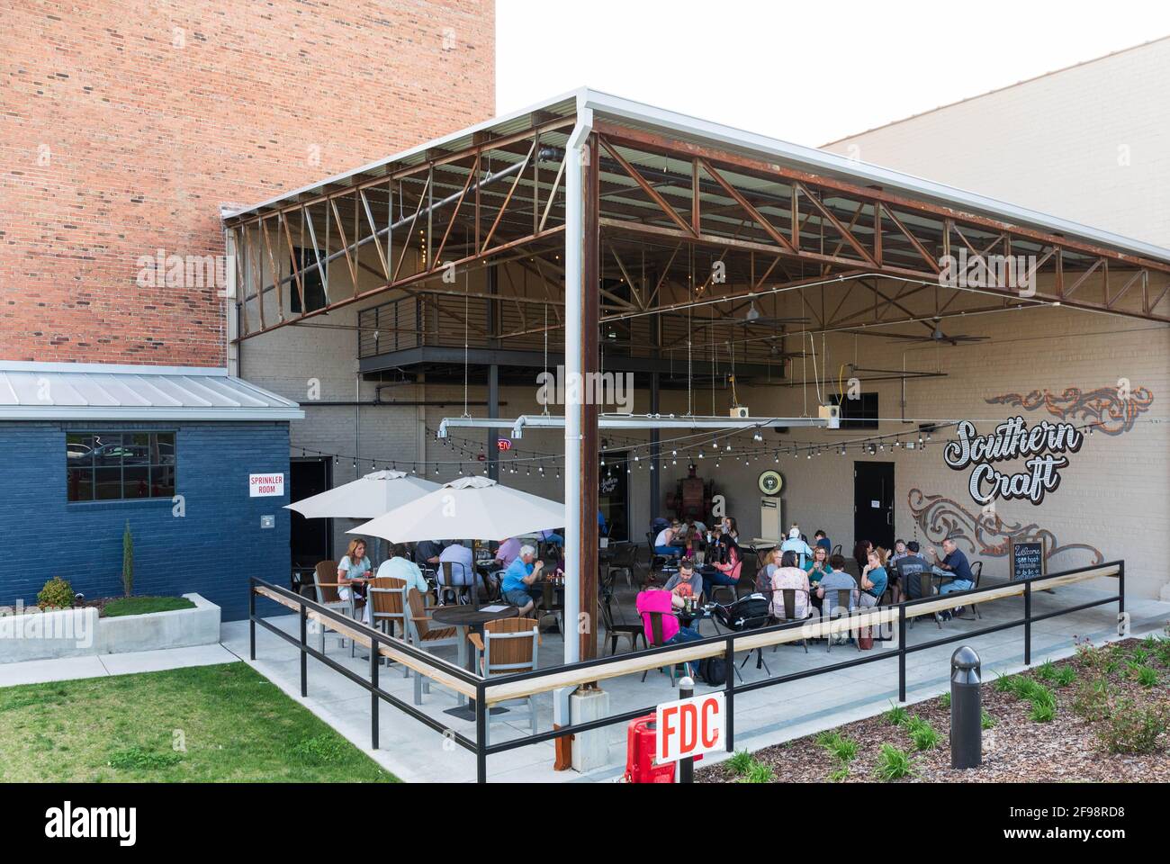 BRISTOL, TN-VA, USA-9 APRIL 2021: Sitzplätze im Freien im Restaurant des Sessions Hotels, benannt nach den berühmten 1927 Aufnahmesessions von Country-Musikern. Stockfoto