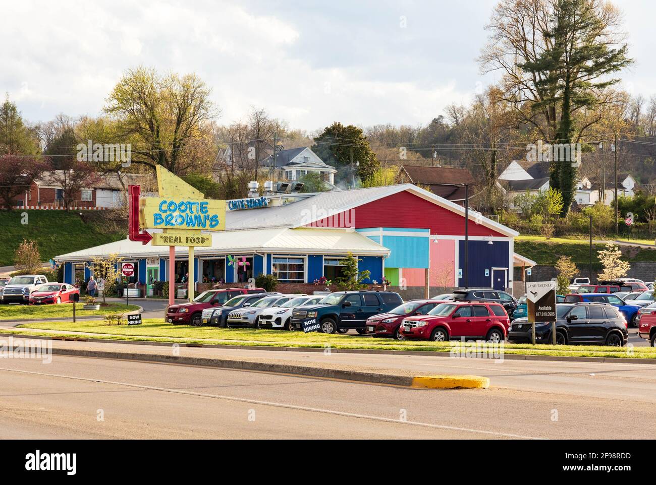BRISTOL, TN-VA, USA-9. APRIL 2021: Cootie Brown's Restaurant in Bristol. Es gibt auch 2 Standorte in Johnson City. Stockfoto