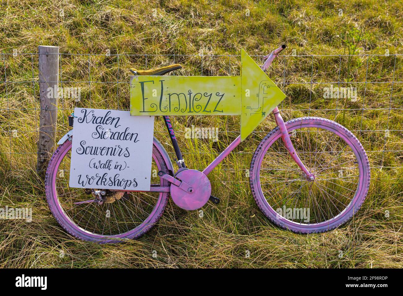 Fahrrad, Wegweiser, lokaler Dekoladen auf Texel Stockfotografie - Alamy
