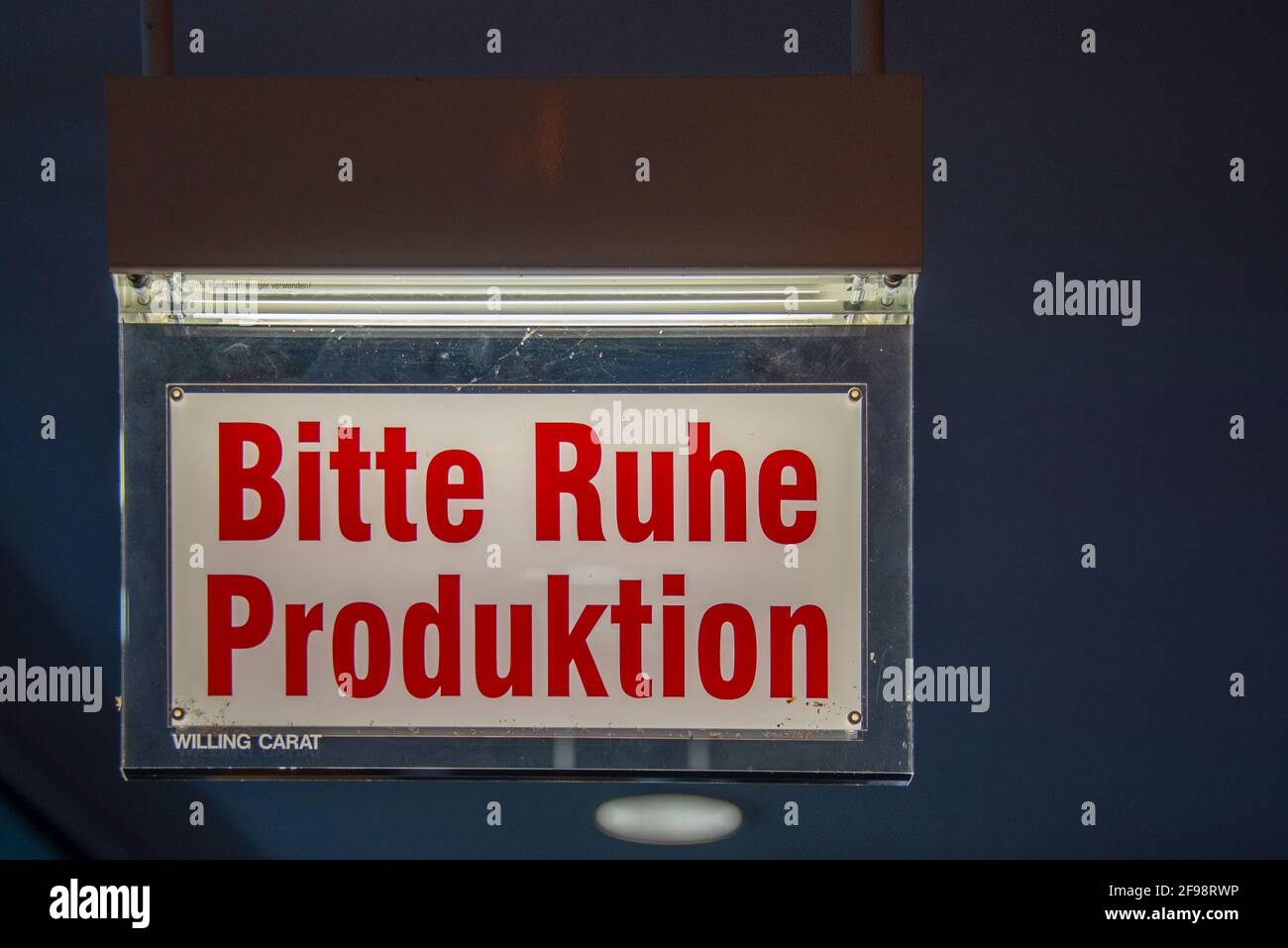 Schild „Please quiet production“, Radio, TV, Filmaufnahmen Stockfoto