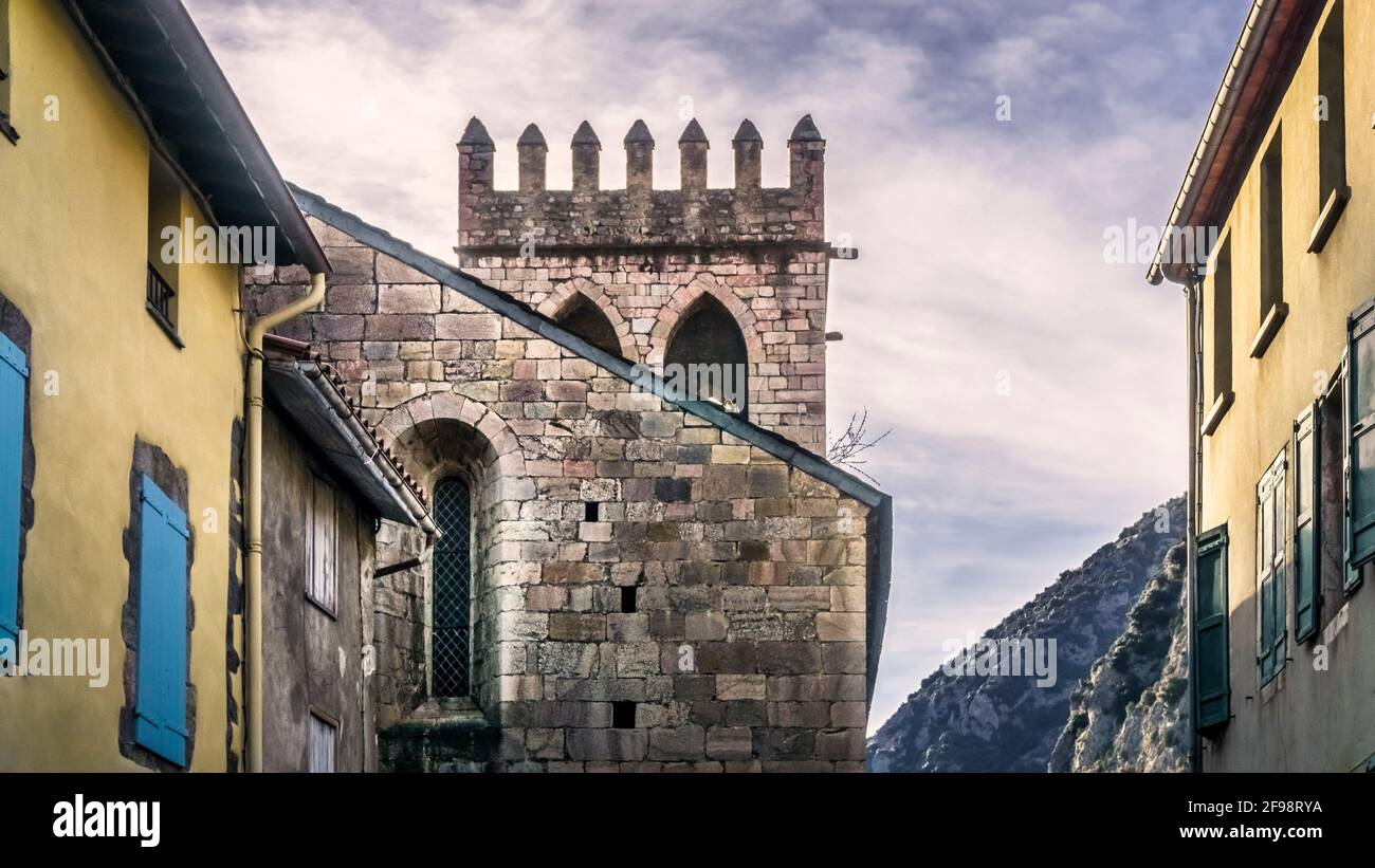 Turm der Kirche Saint Jacques in Villefranche de Conflent. Errichtet im XII Jahrhundert. Plus belles villes de France. Monument historique. Das befestigte Dorf ist ein UNESCO-Weltkulturerbe. Stockfoto
