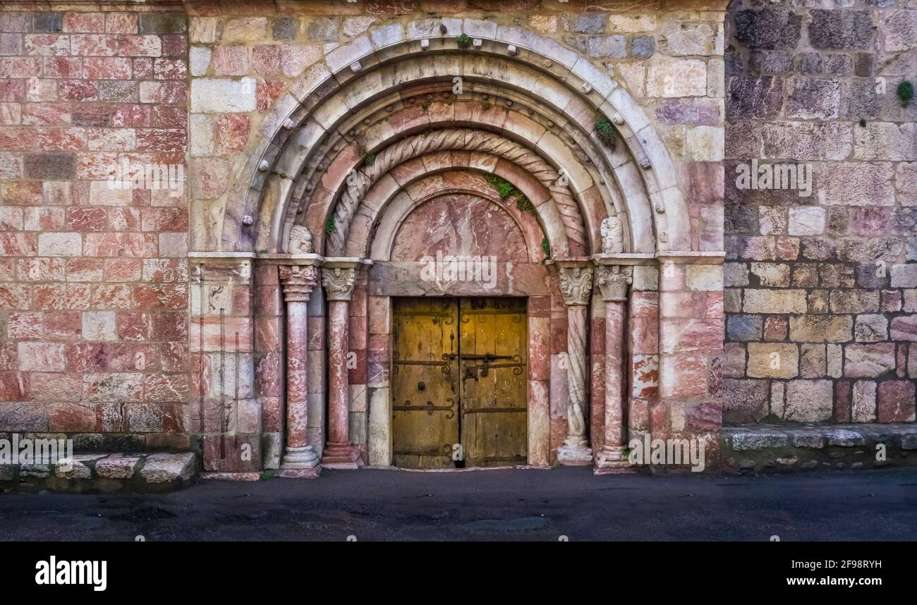 Eingang der Kirche Saint-Jacques in Villefranche de Conflent. Errichtet im XII Jahrhundert. Plus belles villes de France. Monument historique. Das befestigte Dorf ist ein UNESCO-Weltkulturerbe. Stockfoto