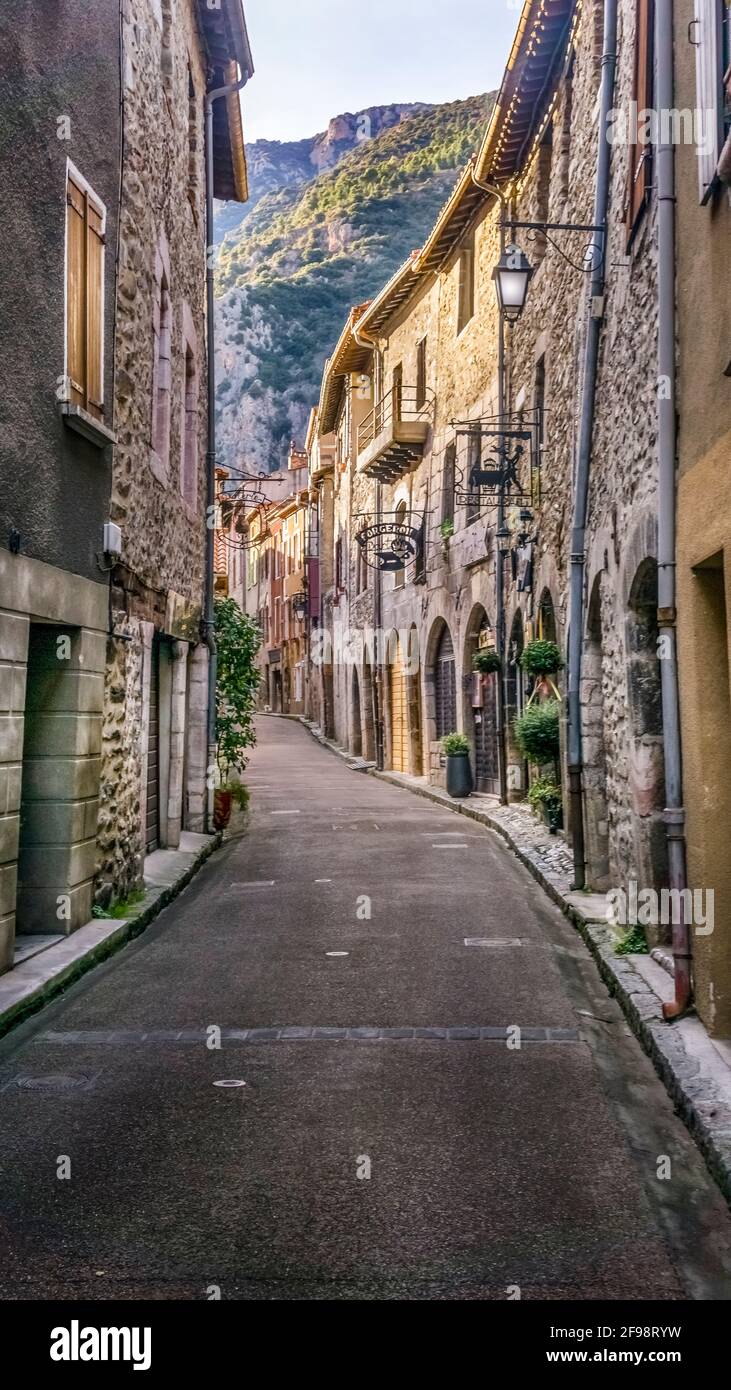 Gasse in Villefranche de Conflent. Das befestigte Dorf ist ein UNESCO-Weltkulturerbe. Plus belles villes de France. Wurde 1092 gegründet. Stockfoto