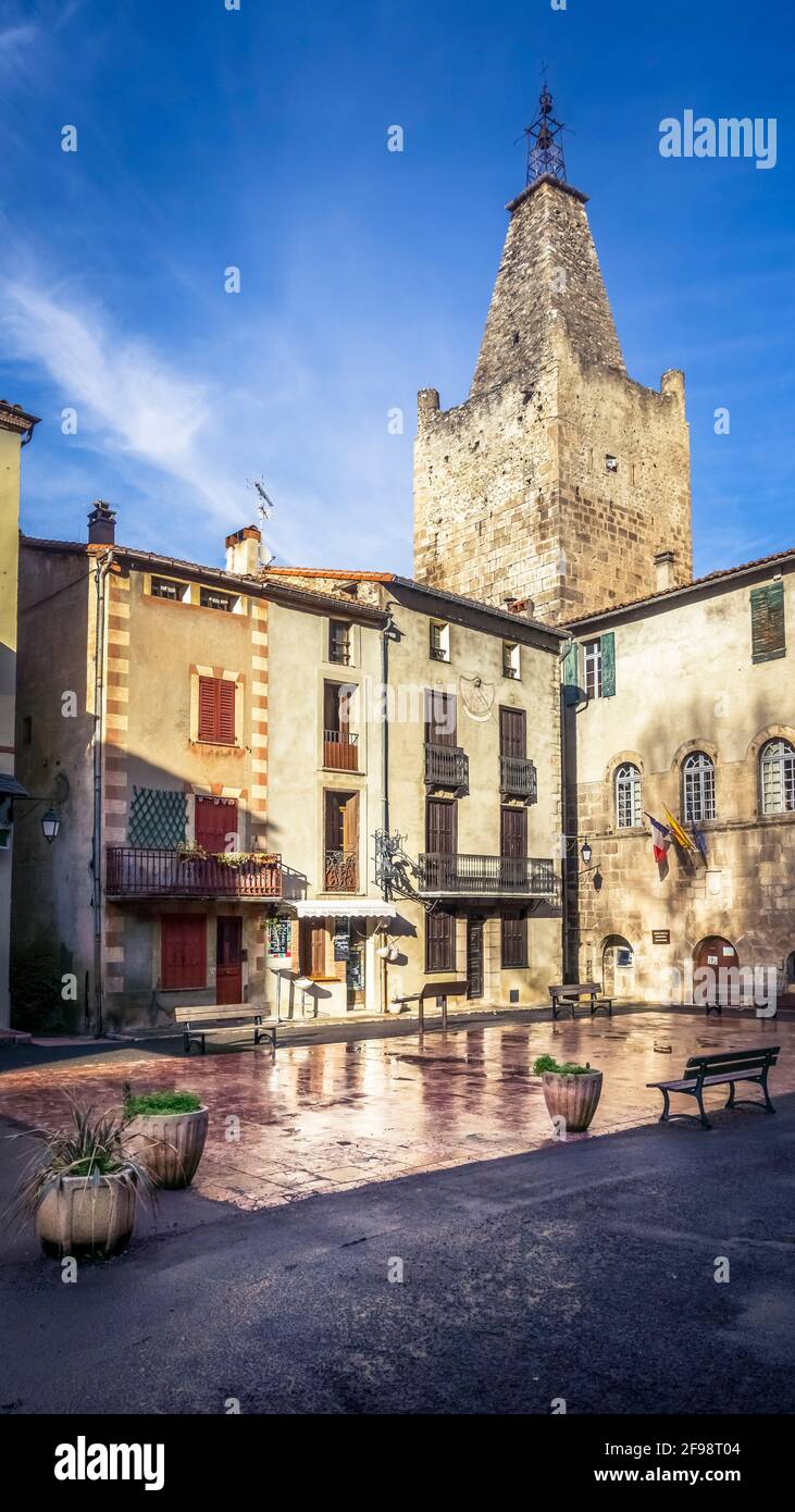 Rathaus in Villefranche de Conflent und Abbiegung von Viguier. Ehemaliges Gefängnis, erbaut im XII Jahrhundert. Plus belles villes de France. Das befestigte Dorf ist ein UNESCO-Weltkulturerbe. Stockfoto