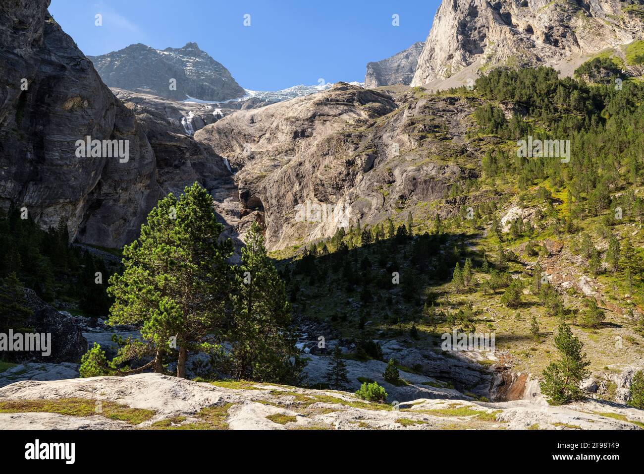 Abfluss des Rosenlaui-Gletschers über der Rosenlaui-Schlucht bei Meiringen an einem sonnigen Sommertag. Berner Alpen, Kanton Bern, Schweiz Stockfoto