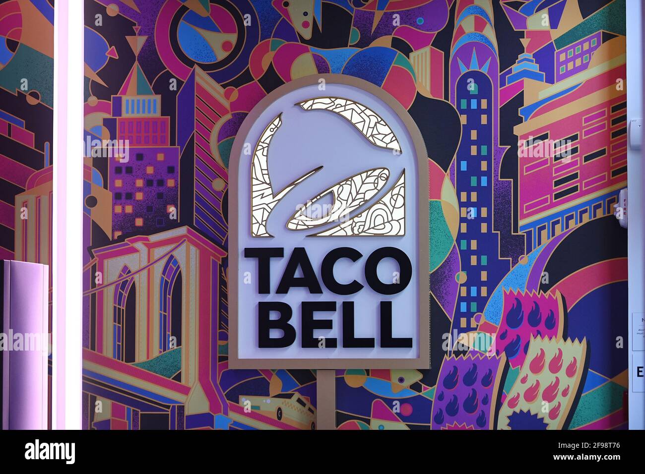 New York, USA. April 2021. Innenansicht des „Digital Only“-Kantinenrestaurants von Taco Bell an der 7th Avenue am Times Square, New York, NY, 16. April 2021. Die Kunden haben Zugriff auf zehn Touchscreen-Menüs, über die sie ihre Lebensmittelbestellungen mit möglichst geringem Kontakt mit Menschen aufgeben und bezahlen können. Die Kunden lassen sich bei der Eingabe die Temperatur überprüfen und werden gebeten, sich für die Kontaktverfolgung in einem Buch zu registrieren. (Foto von Anthony Behar/Sipa USA) Quelle: SIPA USA/Alamy Live News Stockfoto