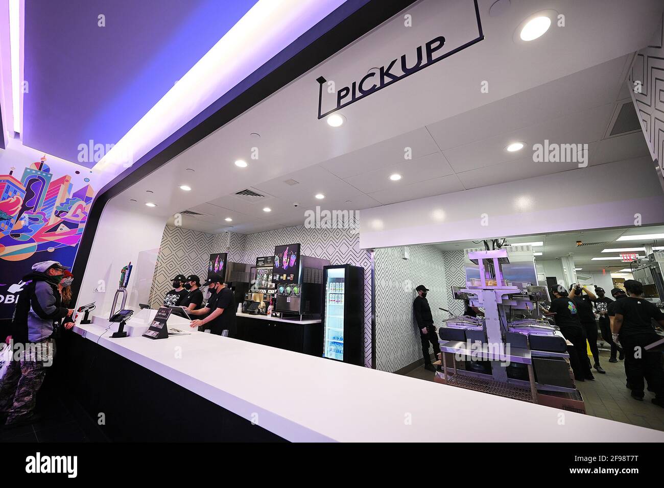 New York, USA. April 2021. Innenansicht des „Digital Only“-Kantinenrestaurants von Taco Bell an der 7th Avenue am Times Square, New York, NY, 16. April 2021. Die Kunden haben Zugriff auf zehn Touchscreen-Menüs, über die sie ihre Lebensmittelbestellungen mit möglichst geringem Kontakt mit Menschen aufgeben und bezahlen können. Die Kunden lassen sich bei der Eingabe die Temperatur überprüfen und werden gebeten, sich für die Kontaktverfolgung in einem Buch zu registrieren. (Foto von Anthony Behar/Sipa USA) Quelle: SIPA USA/Alamy Live News Stockfoto