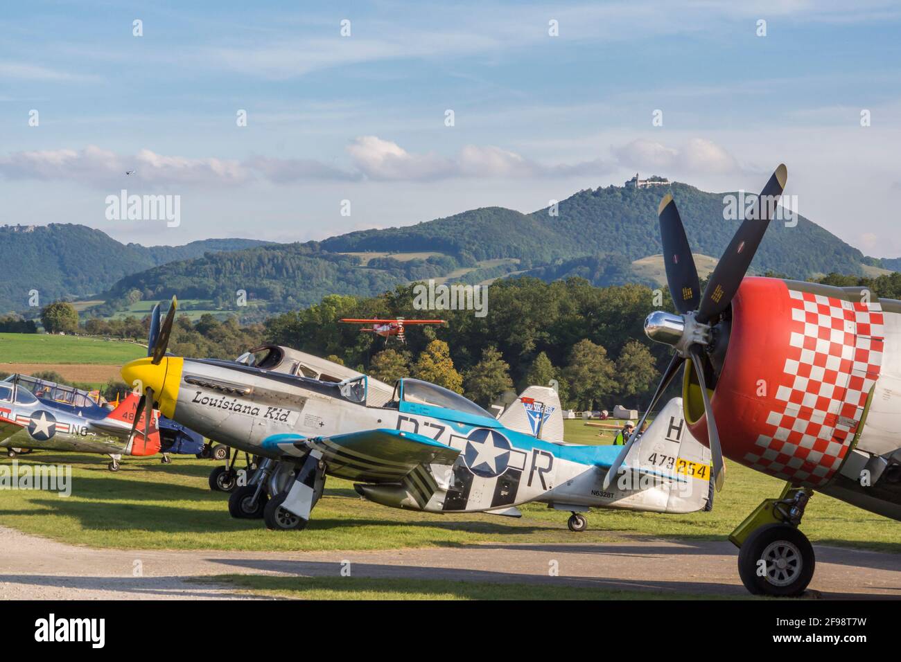 Kirchheim unter Teck: Historisches Flugzeug beim Oldtimer-Pilotentreffen auf dem Flugplatz Hahnweide. Teck Castle im Hintergrund. Stockfoto