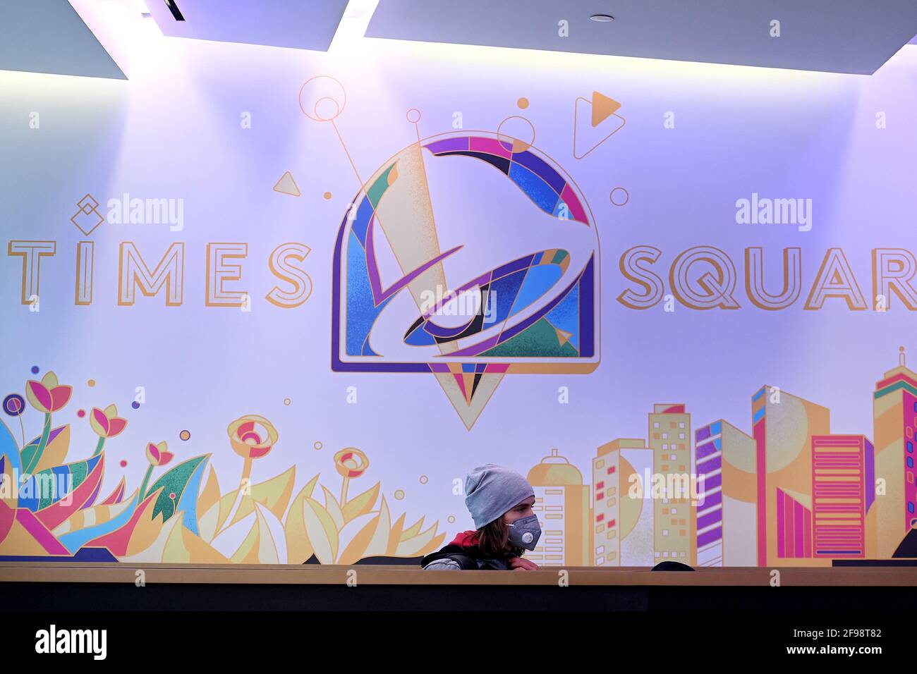 New York, USA. April 2021. Innenansicht des „Digital Only“-Kantinenrestaurants von Taco Bell an der 7th Avenue am Times Square, New York, NY, 16. April 2021. Die Kunden haben Zugriff auf zehn Touchscreen-Menüs, über die sie ihre Lebensmittelbestellungen mit möglichst geringem Kontakt mit Menschen aufgeben und bezahlen können. Die Kunden lassen sich bei der Eingabe die Temperatur überprüfen und werden gebeten, sich für die Kontaktverfolgung in einem Buch zu registrieren. (Foto von Anthony Behar/Sipa USA) Quelle: SIPA USA/Alamy Live News Stockfoto