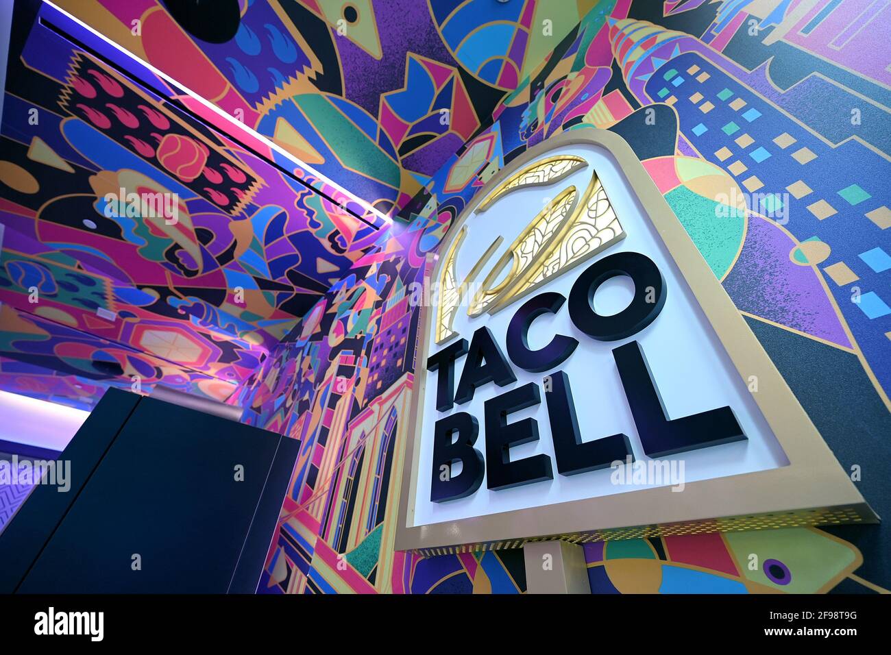 New York, USA. April 2021. Innenansicht des „Digital Only“-Kantinenrestaurants von Taco Bell an der 7th Avenue am Times Square, New York, NY, 16. April 2021. Die Kunden haben Zugriff auf zehn Touchscreen-Menüs, über die sie ihre Lebensmittelbestellungen mit möglichst geringem Kontakt mit Menschen aufgeben und bezahlen können. Die Kunden lassen sich bei der Eingabe die Temperatur überprüfen und werden gebeten, sich für die Kontaktverfolgung in einem Buch zu registrieren. (Foto von Anthony Behar/Sipa USA) Quelle: SIPA USA/Alamy Live News Stockfoto