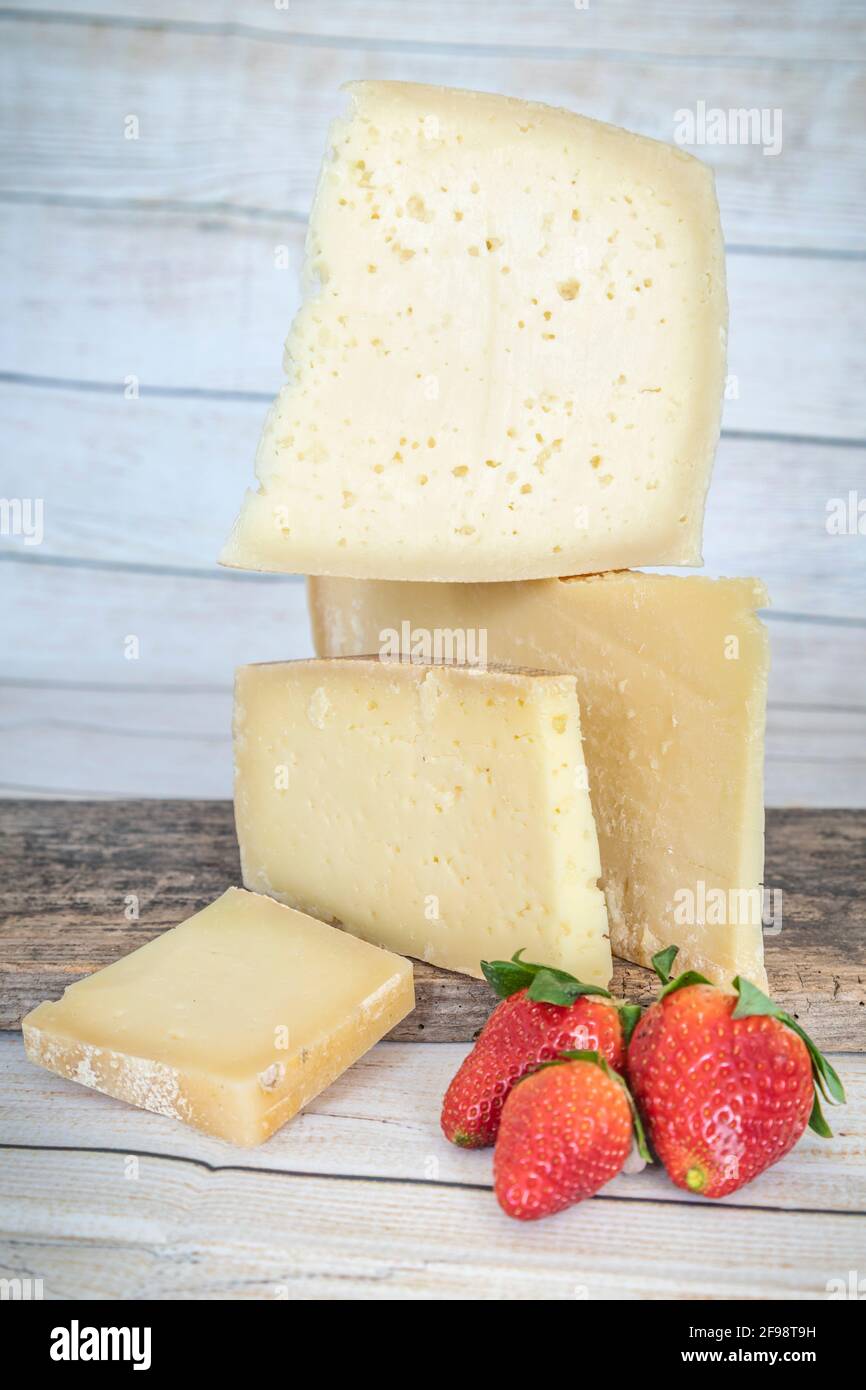 Auswahl an gereiftem Käse, typisch italienischen Produkten, Milchprodukten, Käse Stockfoto