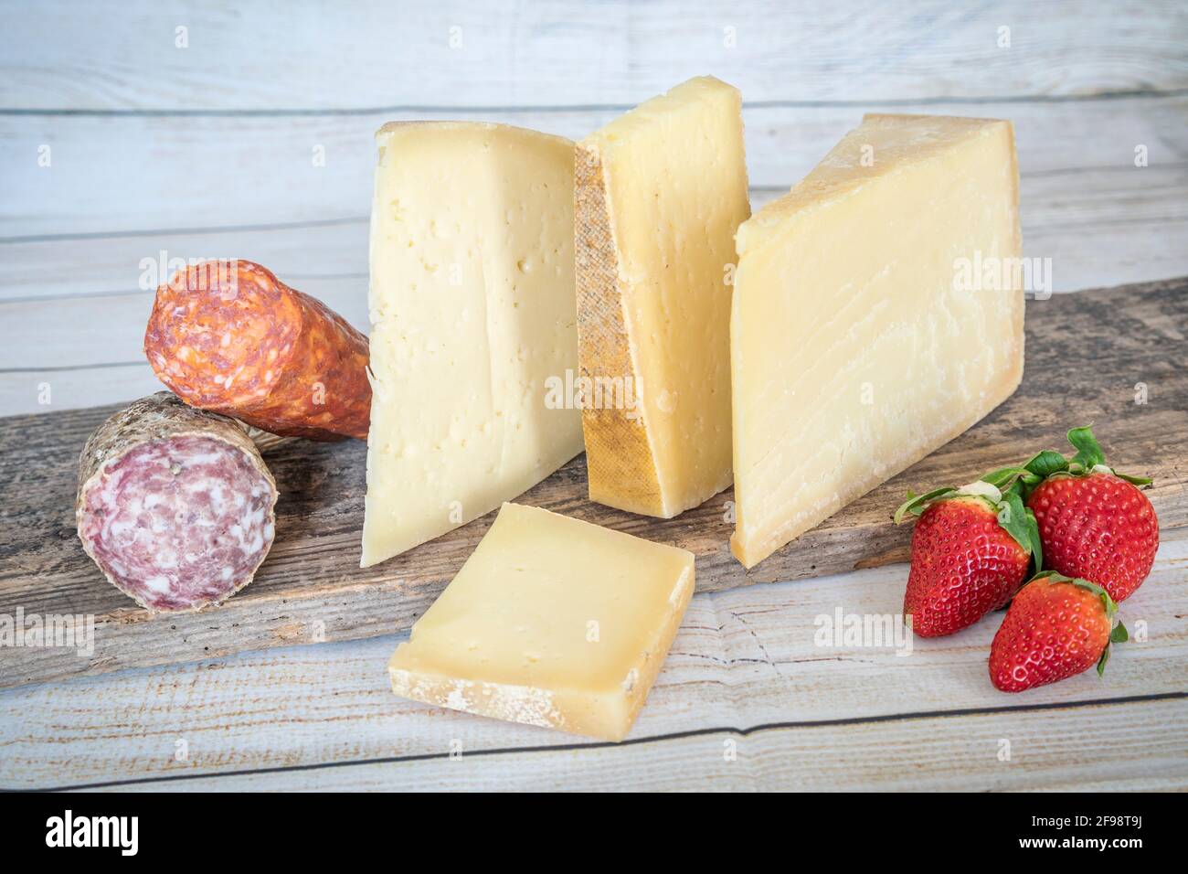 Auswahl an gereiftem Käse und Wurst, typisch italienischen Produkten, Milchprodukten Stockfoto