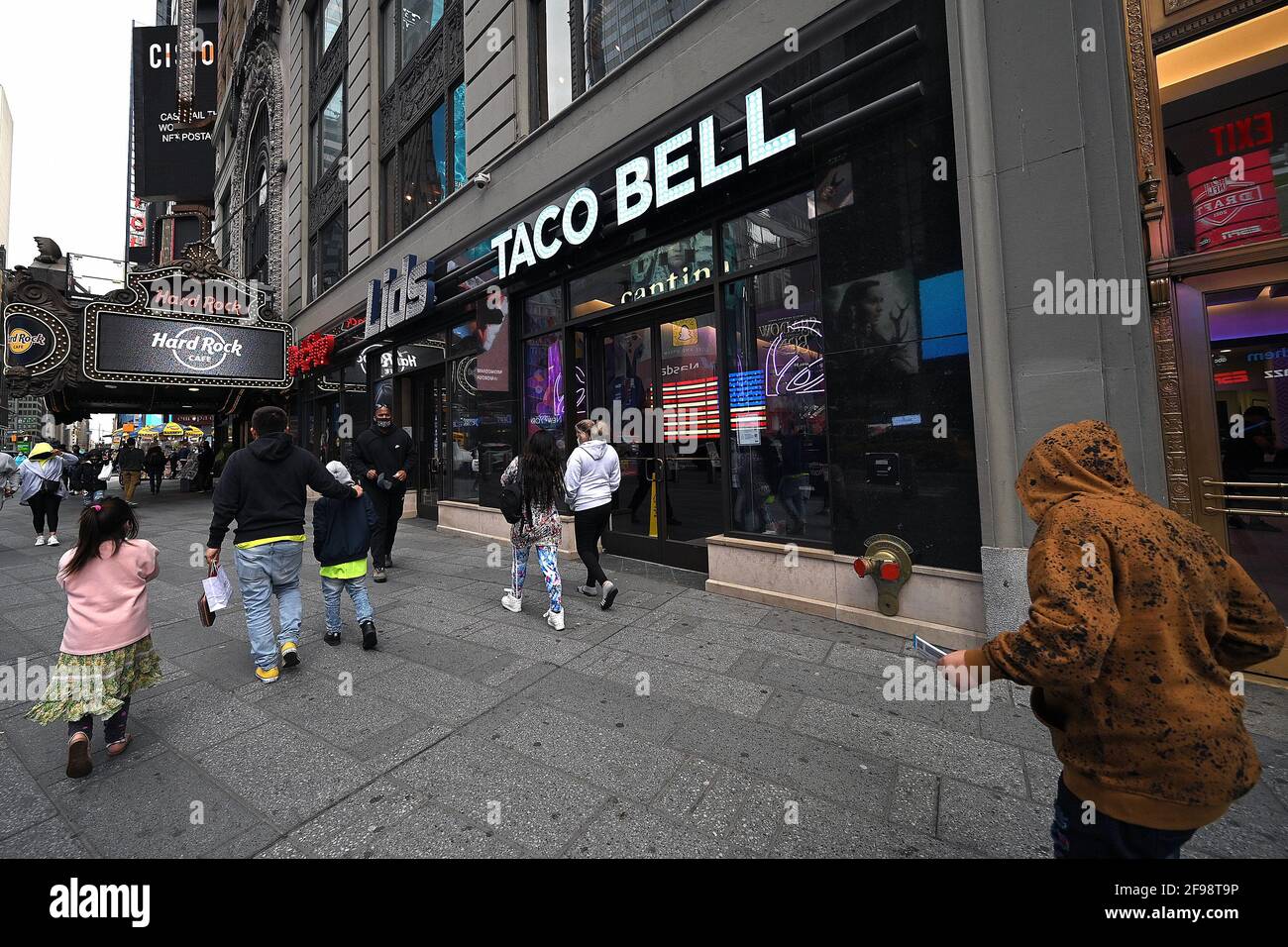 New York, USA. April 2021. Außenansicht des „Digital Only“ Cantina-Restaurants von Taco Bell an der 7th Avenue am Times Square, New York, NY, 16. April 2021. Die Kunden haben Zugriff auf zehn Touchscreen-Menüs, über die sie ihre Lebensmittelbestellungen mit möglichst geringem Kontakt mit Menschen aufgeben und bezahlen können. Die Kunden lassen sich bei der Eingabe die Temperatur überprüfen und werden gebeten, sich für die Kontaktverfolgung in einem Buch zu registrieren. (Foto von Anthony Behar/Sipa USA) Quelle: SIPA USA/Alamy Live News Stockfoto