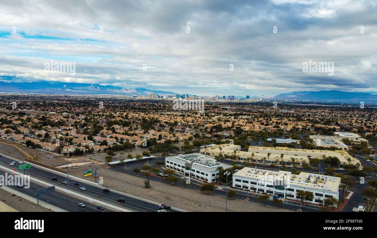 Skyline von Las Vegas über der Stadt Henderson, Nevada bei Tageslicht Stockfoto