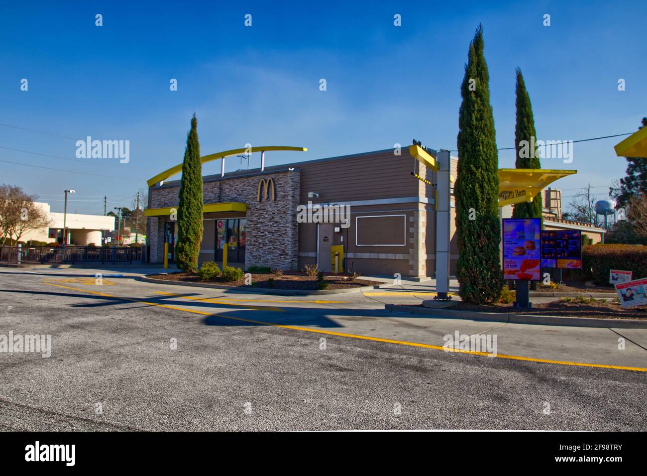 Augusta, GA USA - 02 24 21: Hinter dem McDonalds fahren Sie durch die digitale Menüseite des Gebäudes in weiter Entfernung Stockfoto