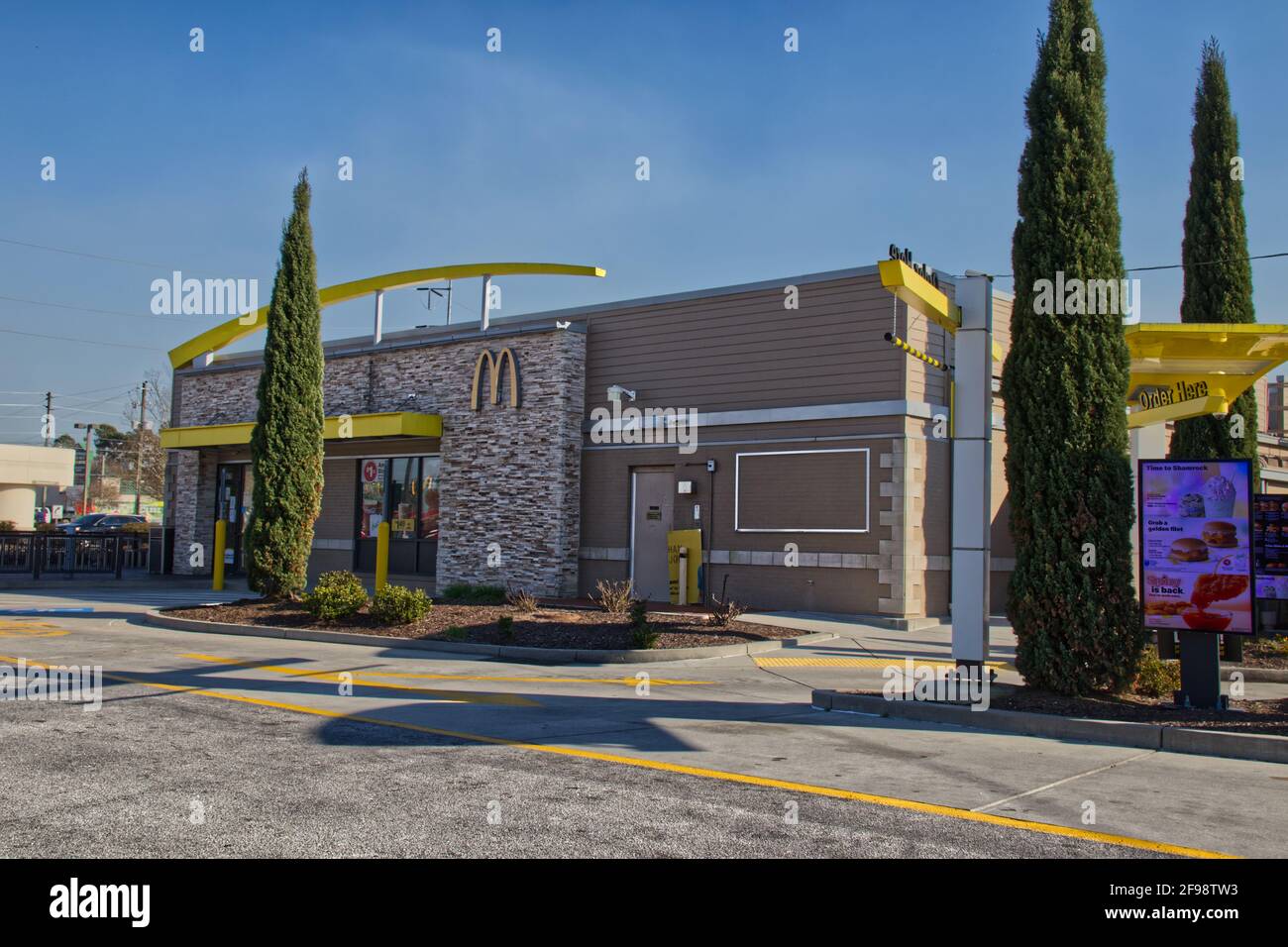 Augusta, GA USA - 02 24 21: Hinter McDonalds fahren Sie durch die digitale Menüseite des Gebäudes Stockfoto