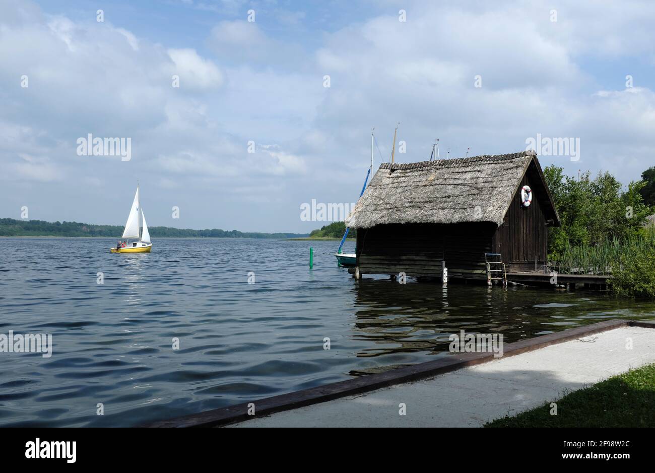 Camping-Urlaub am Schaalsee, Segelboot Stockfoto