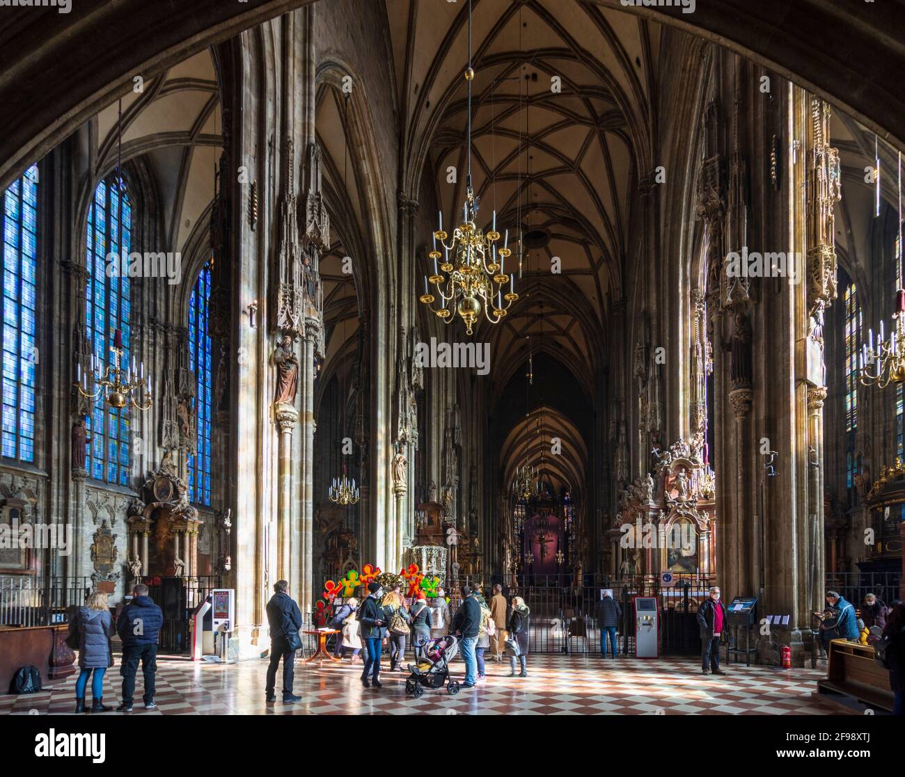 Wien, Stephanskdom (St. Stephansdom), das von Erwin Wurm entworfene Fastentuch in Form eines riesigen violetten Pullovers, ist bis zum Karsamstag vor dem Hochaltar zu sehen. 01. Altstadt, Wien / Wien, Österreich Stockfoto