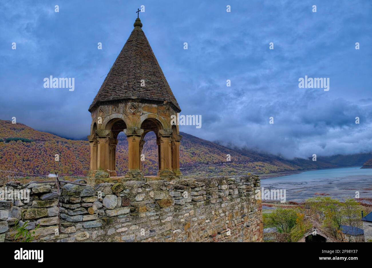 Auf dem Weg zur Stadt Kazbegi können Sie das Schloss Ananuri nicht überspringen. Dieser Komplex am Fluss Aragvi ist eines der am besten geschützten Denkmäler in Georgien. Stockfoto