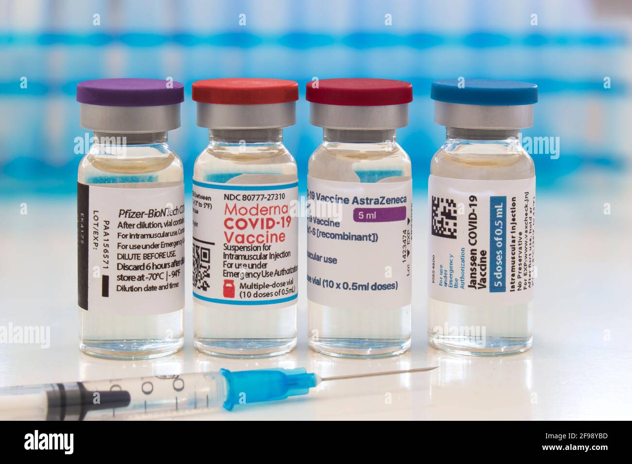 Calgary, Alberta, Kanada. 15. April 2021. Verschiedene Arten von Covid-19 Vials Impfstoffen für Impfungen. Konzept: Wählen Sie, welchen Impfstoff Sie erhalten möchten. Stockfoto