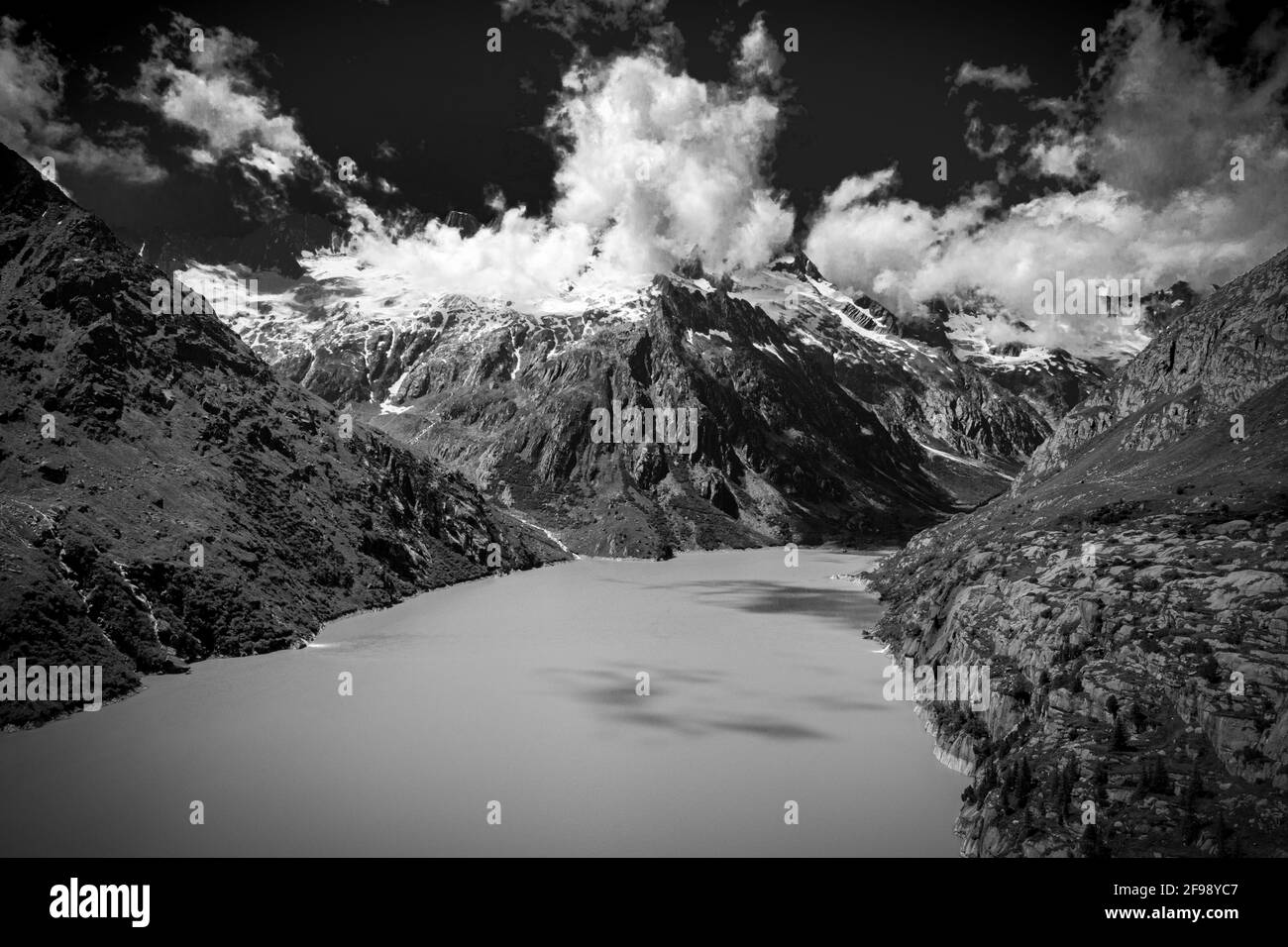 Bergsee in den Schweizer Alpen - Schweiz von oben - Luftbilder Stockfoto