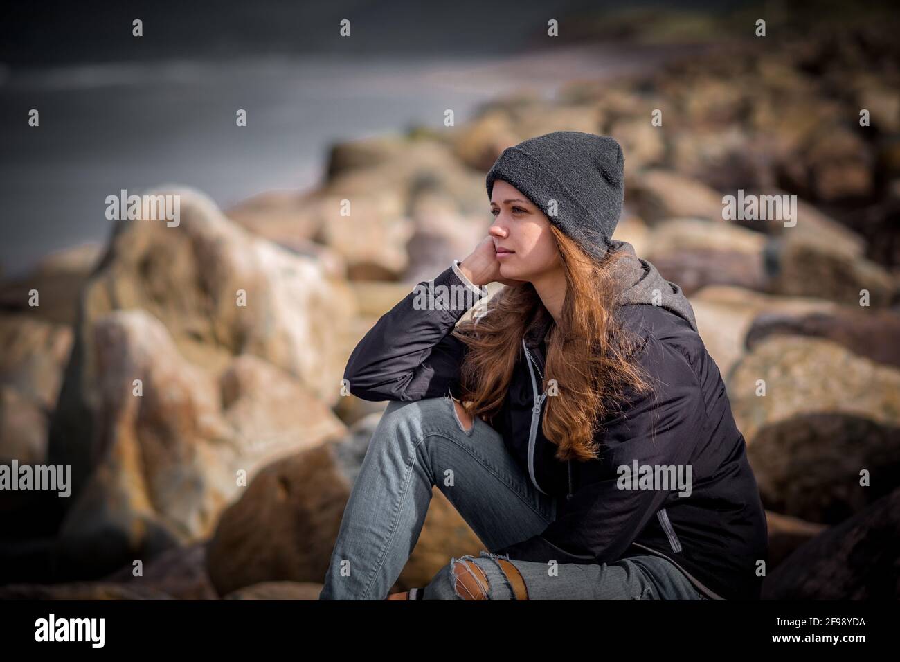 Junge 20 jährige Mädchen entspannt an der Westküste von Irland Stockfoto