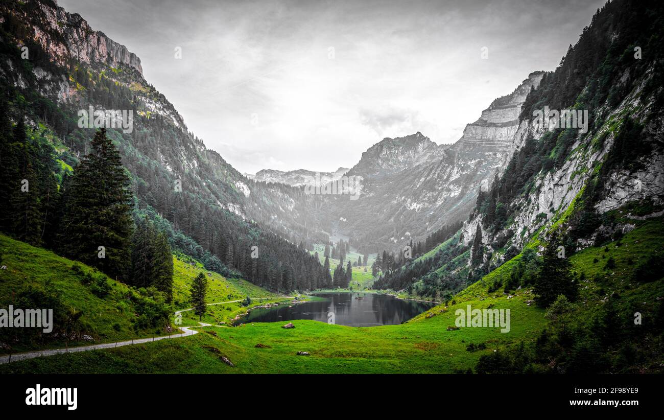 Schönen Bergsee in den Schweizer Alpen - sehr romantisch - Reise Fotografie Stockfoto