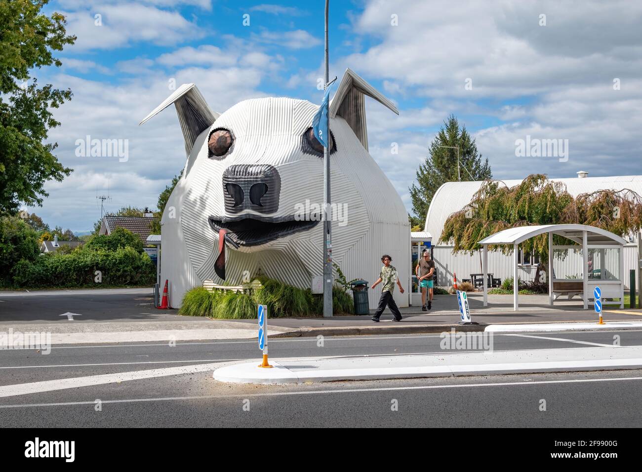 TAUPO, NEUSEELAND - 23. März 2021: Ansicht des Gebäudes des Corrugated Creations The Dog Informationszentrums von Steven Clothier in Tirau Stockfoto