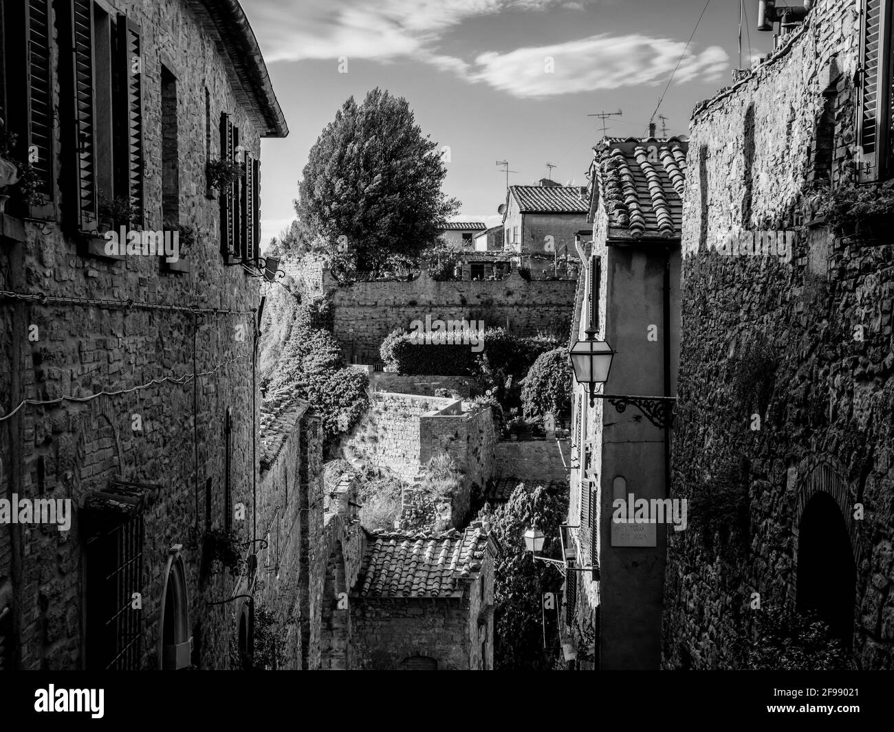 Herrliche Aussicht in die engen Gassen von Volterra - ein toskanisches Dorf Stockfoto