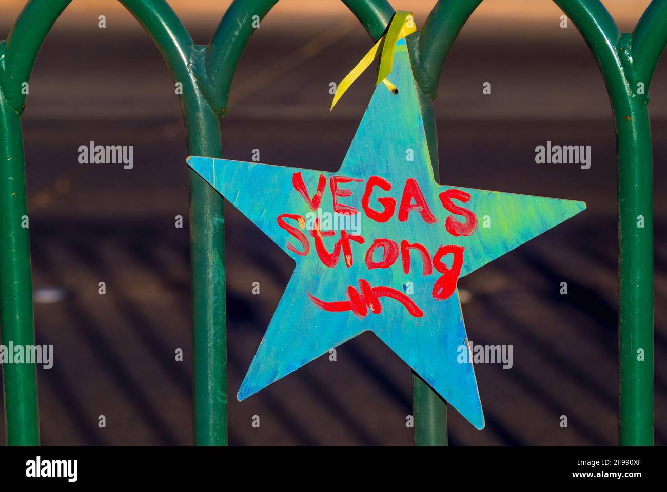 Star mit Vegas Strong Hashtag an einem Zaun befestigt - USA 2017 Stockfoto