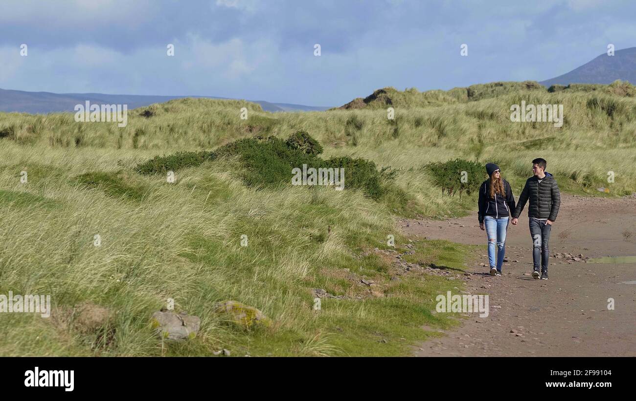 Spaziergang durch die grasbewachsenen Dünen von Irland Stockfoto