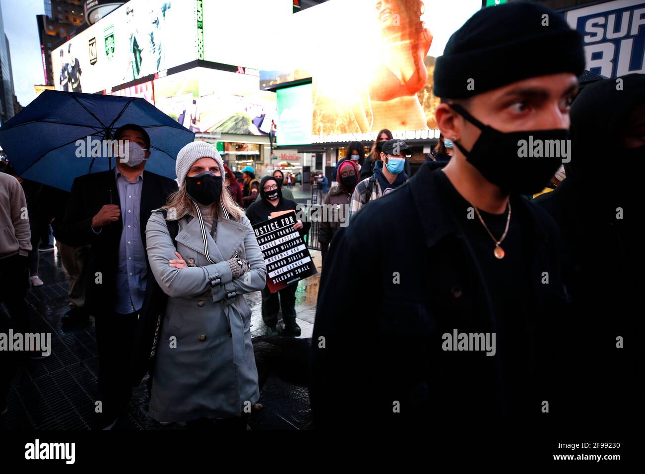 New York, USA. April 2021. Am 16. April 2021 versammeln sich auf dem Times Square an der roten Treppe Menschen während einer Mahnwache für Daunte Wright, der von der Polizei und anderen Mordopfern angeschossen wurde. Wright, die wegen einer Verkehrsverletzung angehalten wurde, wurde von einer Polizistin, die versehentlich ihre Pistole anstelle eines Tasers nach einem Handgemenge benutzte, angeschossen. ( Foto von John Lamparski/Sipa USA) Quelle: SIPA USA/Alamy Live News Stockfoto