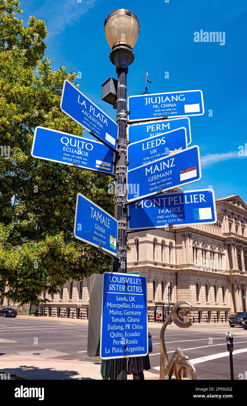 Wegweiser zu den Partnerstädten von Louisville - LOUISVILLE, KENTUCKY - Stockfoto