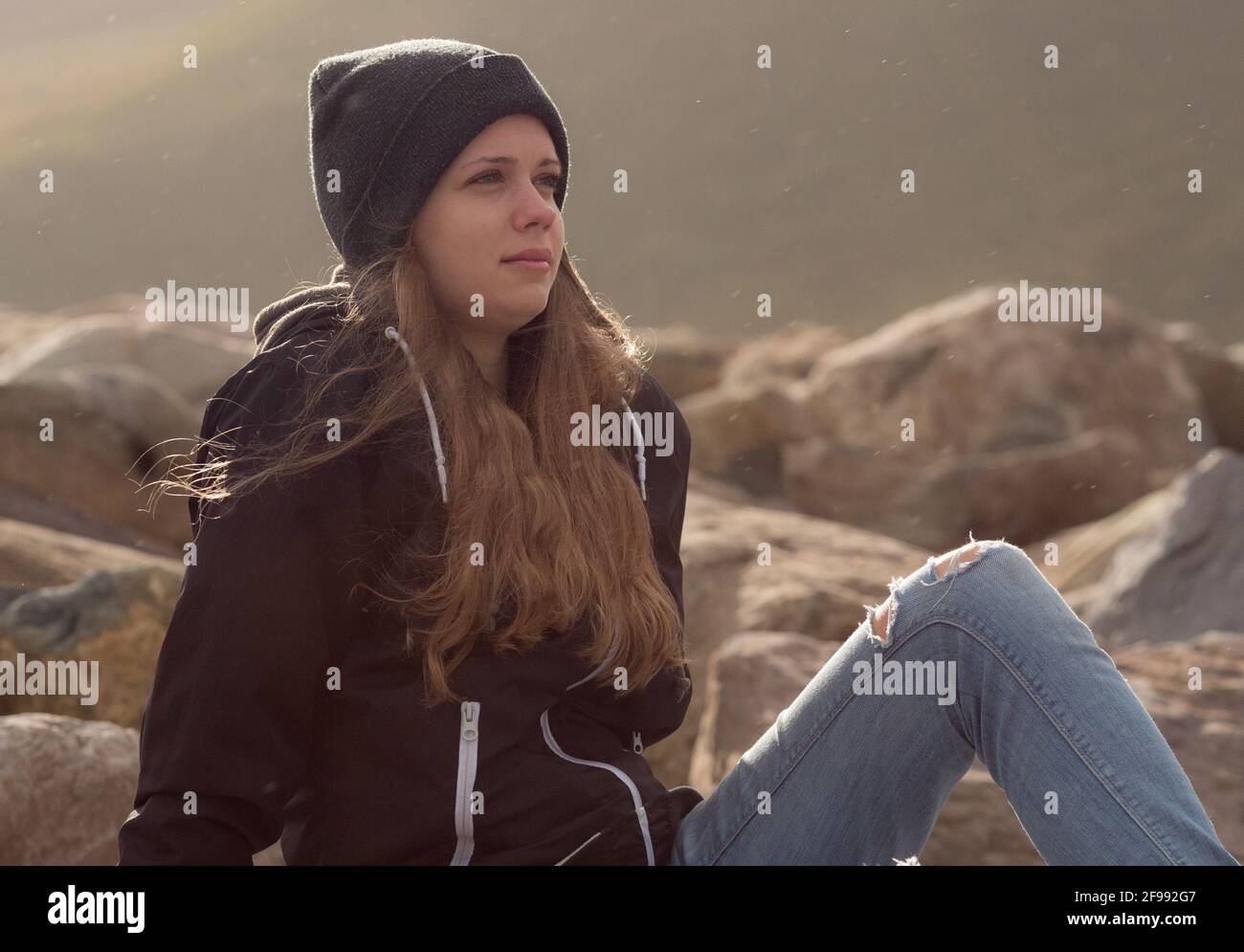 Junge 20 jährige Mädchen entspannt an der Westküste von Irland Stockfoto