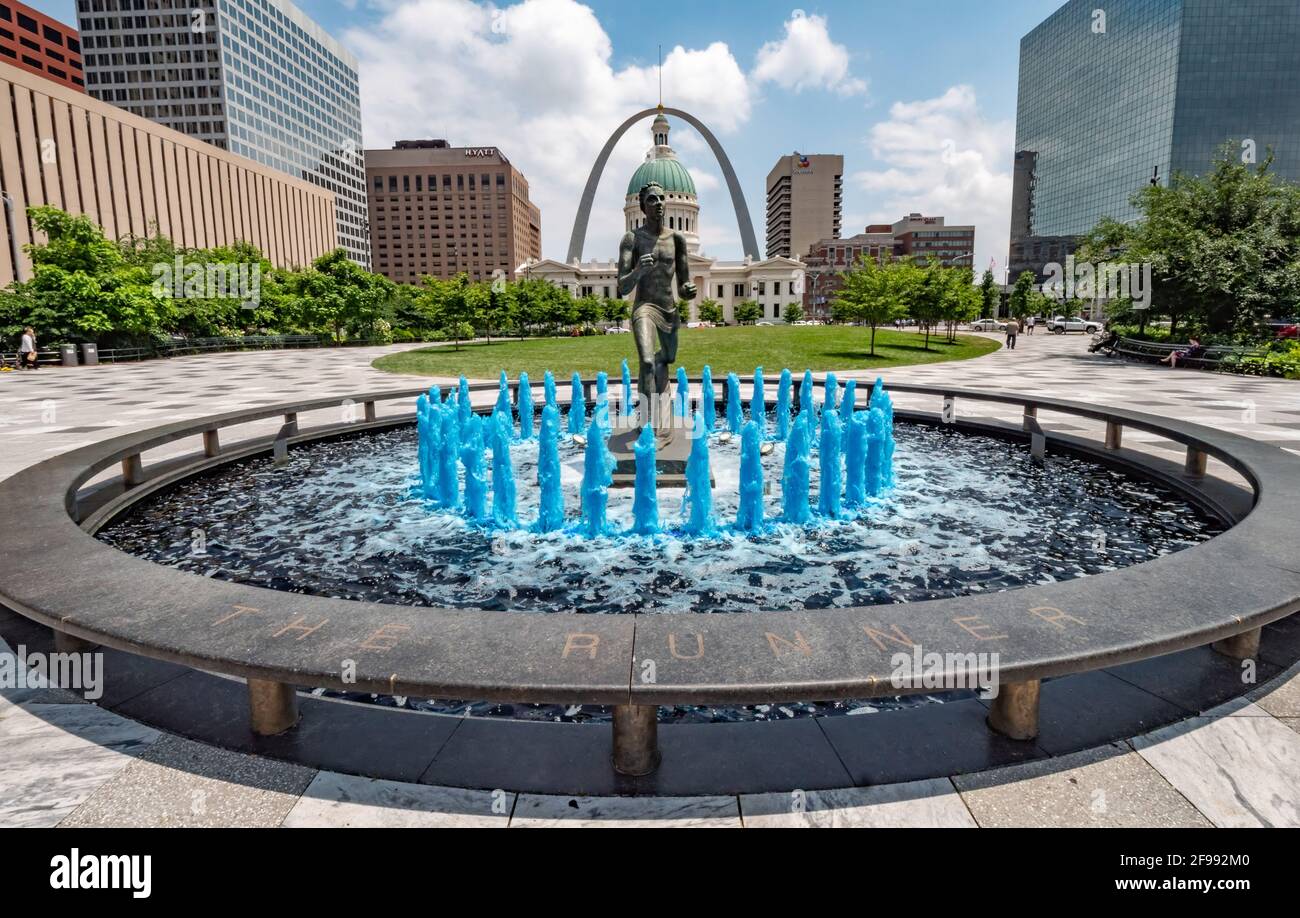 Blauer Wasserbrunnen mit Runner Statue im Kiener Plaza Park in St. Louis - ST. LOUIS, MISSOURI - Stockfoto