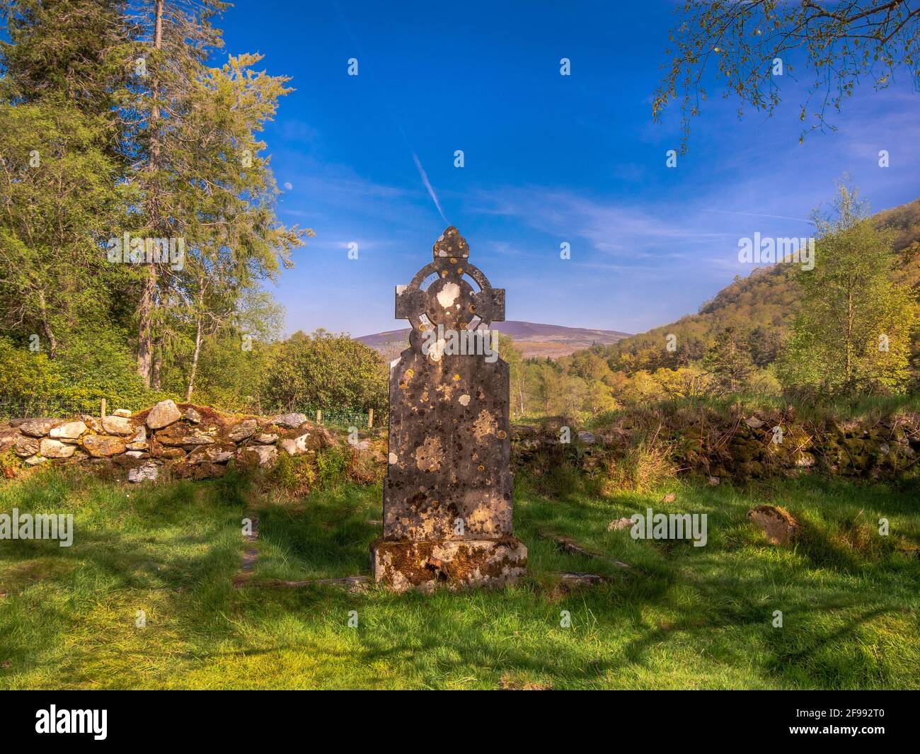Alte keltische Kreuz in Irland an einem sonnigen Tag Stockfoto